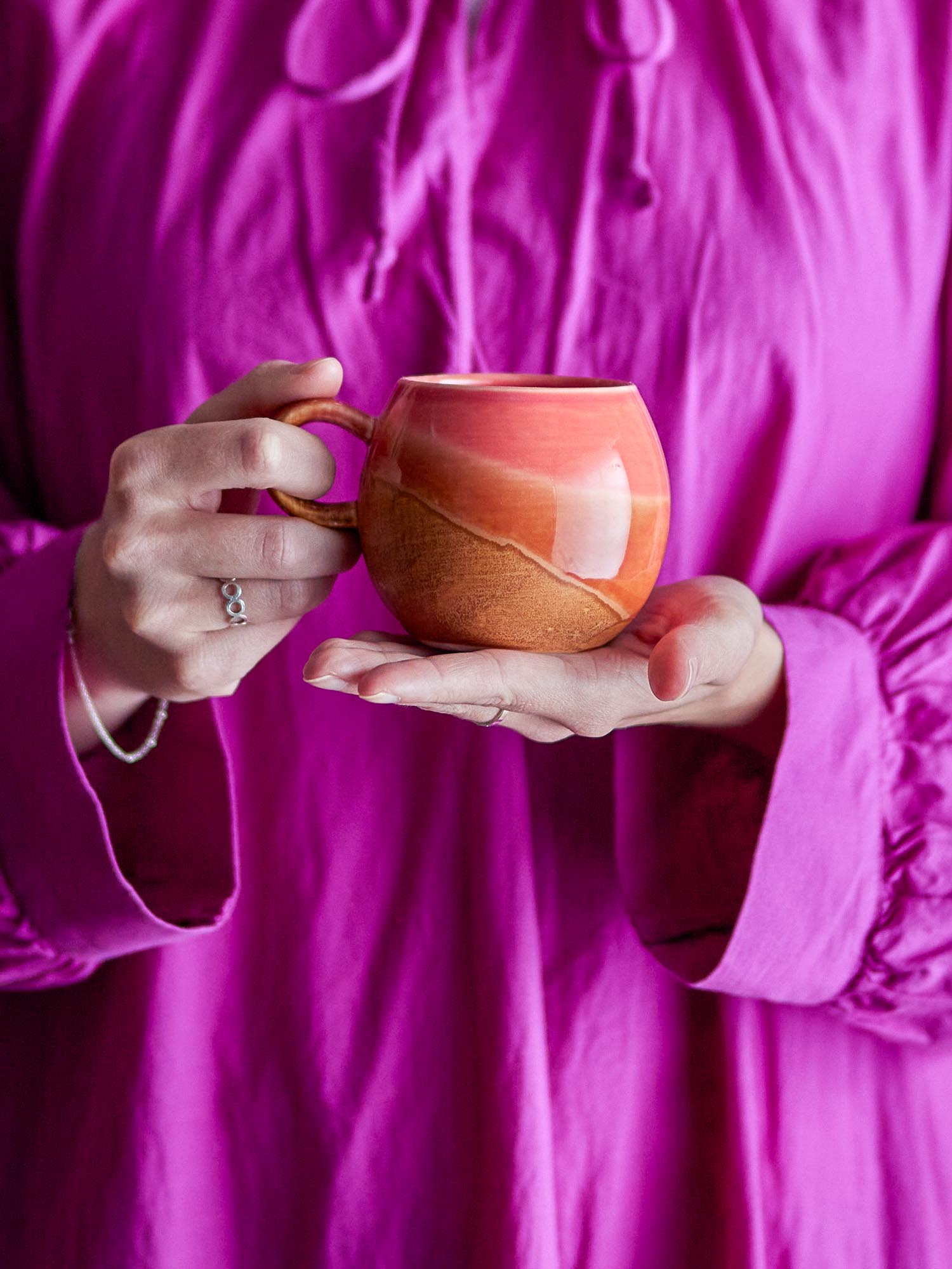 Die Paula Tasse von Bloomingville aus orangefarbenem Steingut besticht durch ihr stilvolles Design und ihre hochwertige Verarbeitung.