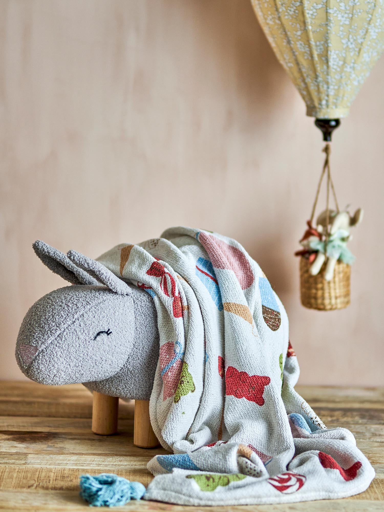 Die Sweets Decke aus recycelter Baumwolle bezaubert mit süssen Motiven und weicher Haptik – ideal fürs Kinderzimmer.