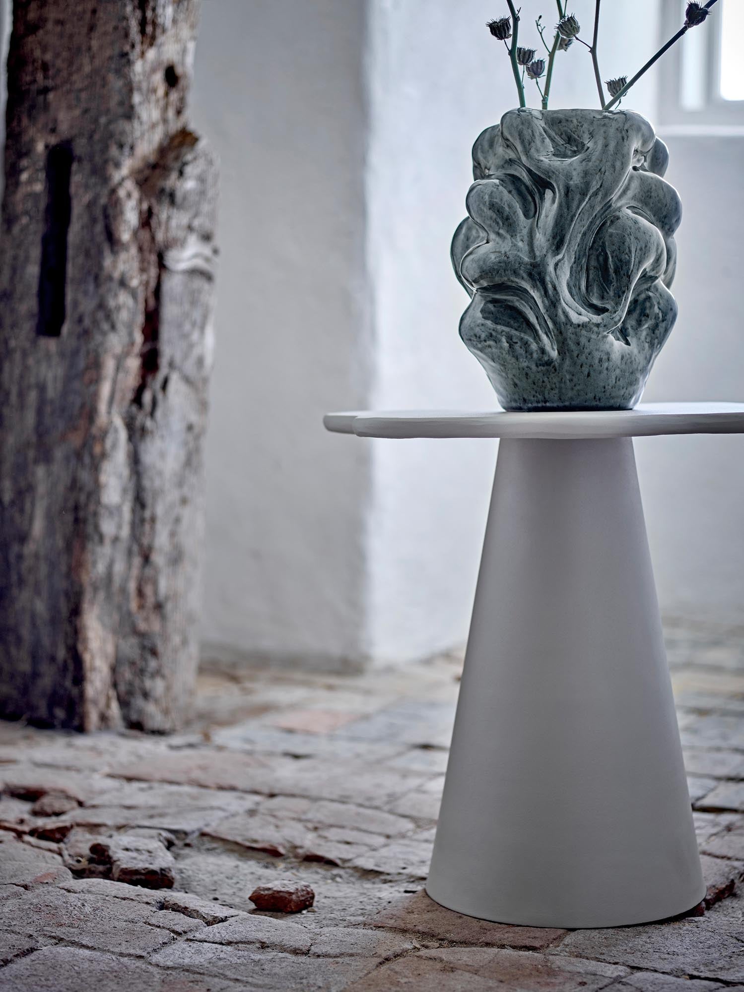 Moderne graue Vase aus Steingut von Bloomingville, perfekt für stilvolle Dekoration und zeitgemäße Wohnraumgestaltung.