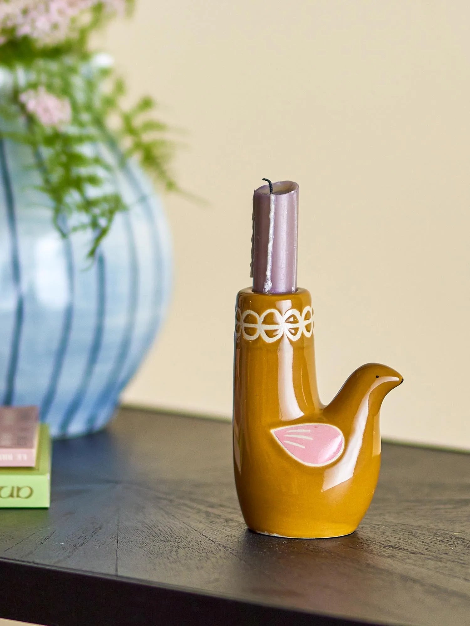 Der Trudy Kerzenhalter von Bloomingville: Ein eleganter Steingut-Vogel in warmen Brauntönen, handbemalt und einzigartig.
