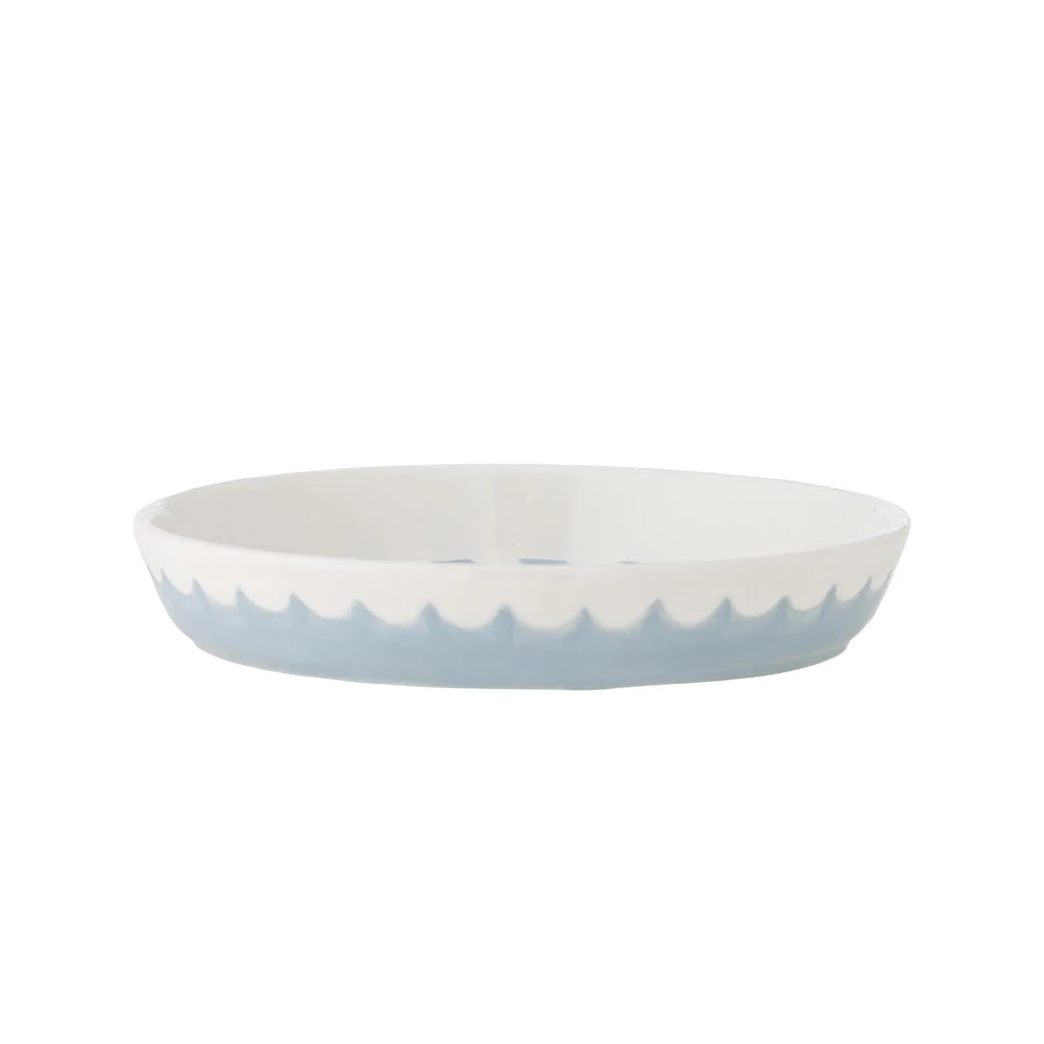 Elegante blaue Steingutplatte mit gewellter Form und gestreiftem Design, ideal für Kuchen und Gebäck.