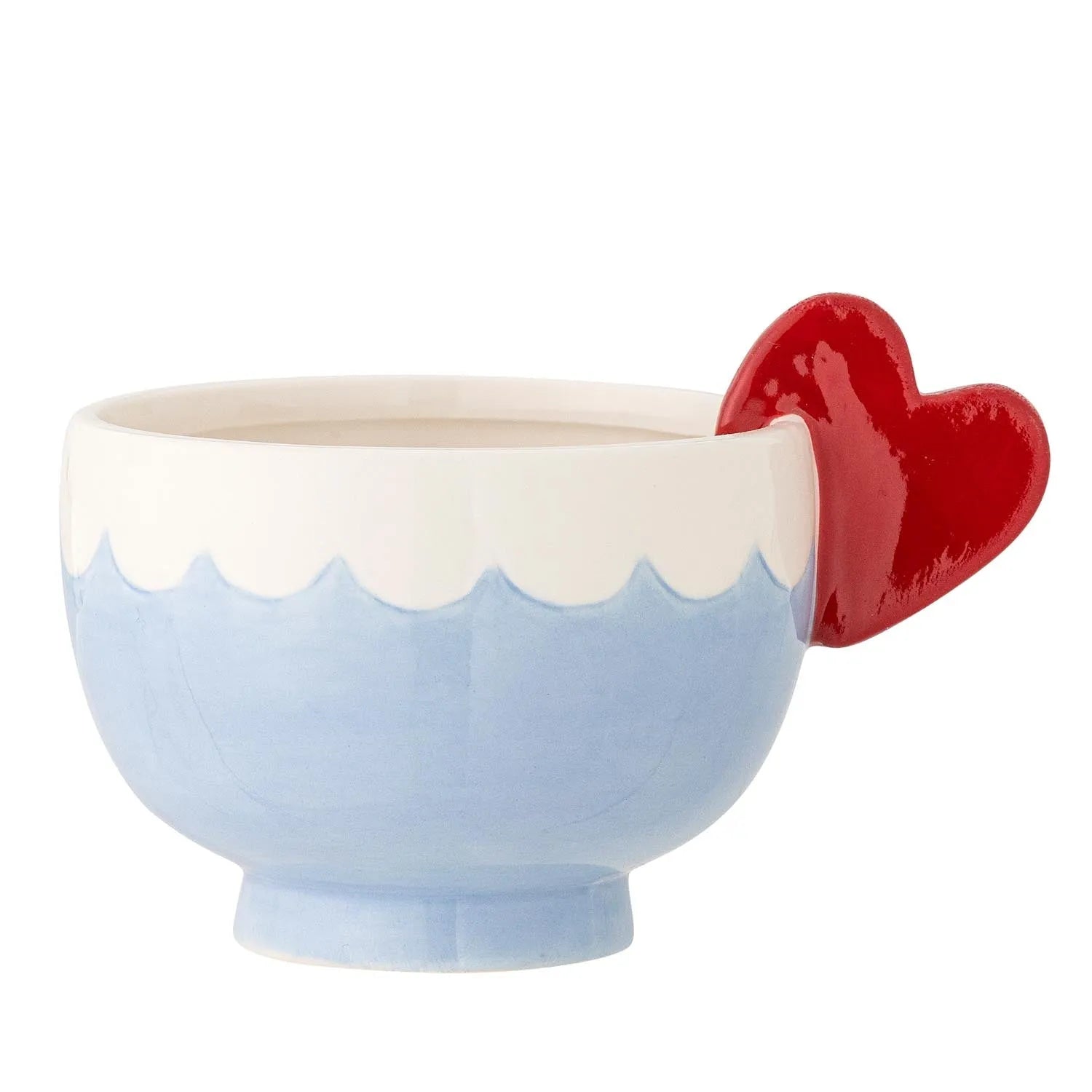 Die Lively Tasse in Blau von Bloomingville besticht durch handbemalte Details und einen romantischen, roten Henkel.