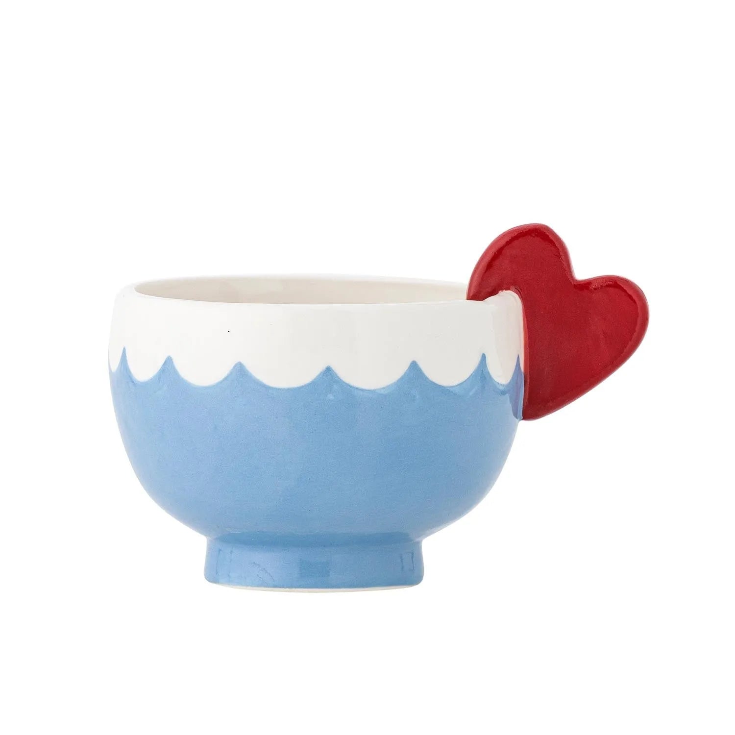 Die Lively Tasse in Blau von Bloomingville besticht durch handbemalte Details und einen romantischen, roten Henkel.