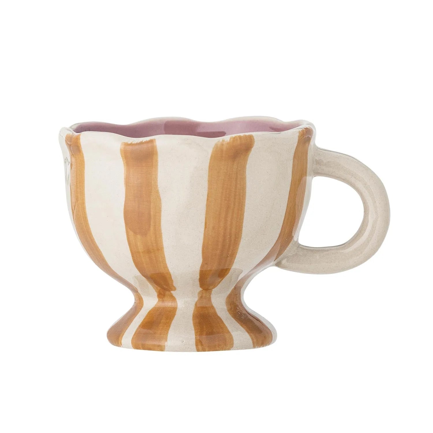 Die Willa Tasse von Bloomingville: Elegantes Steingut mit handbemalten Streifen, ideal für heiße Getränke und stilvolle Akzente.