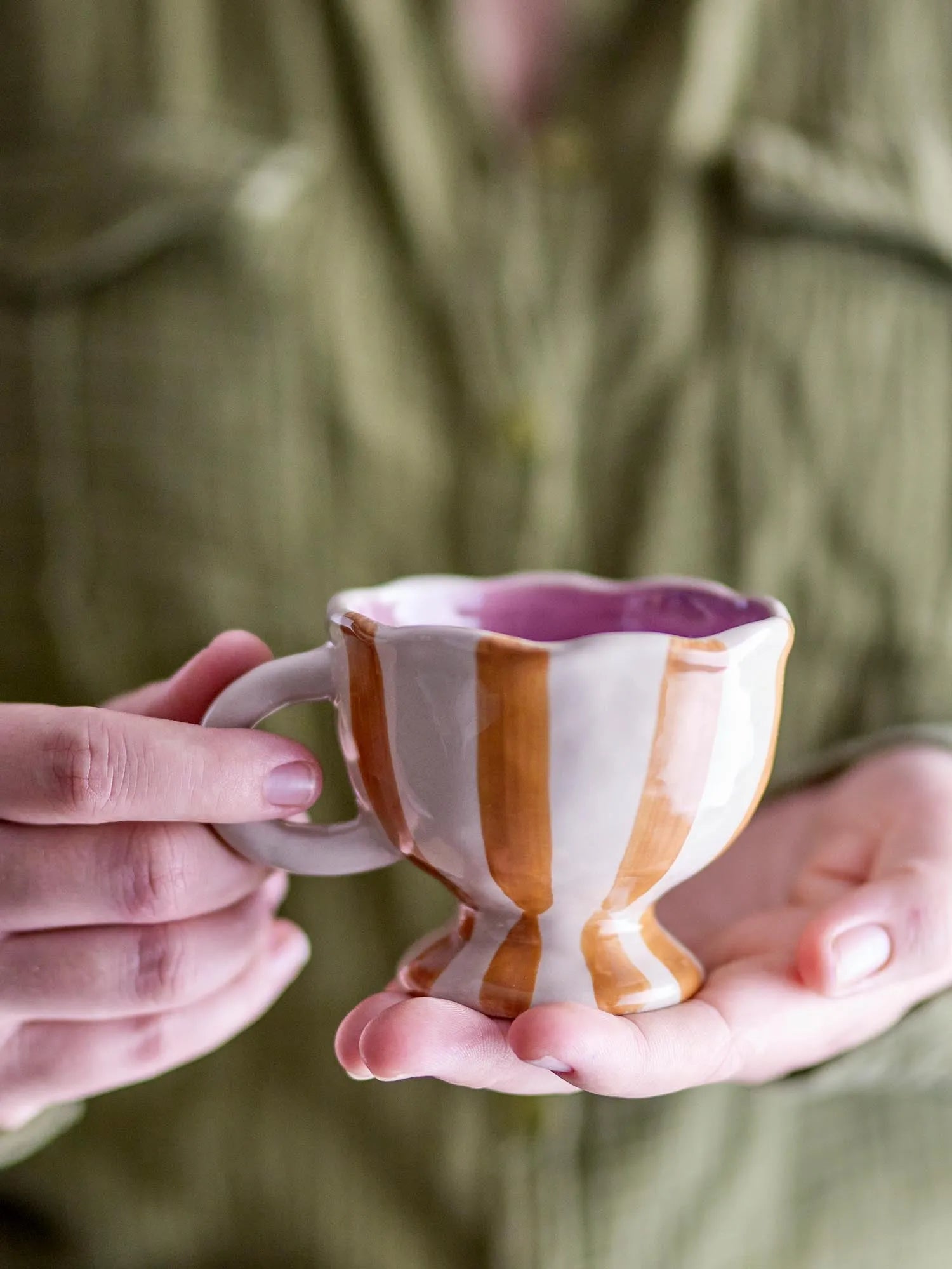 Die Willa Tasse von Bloomingville: Eleganz in Braun, handbemalte Streifen, robustes Steingut, ideal für heiße Getränke.