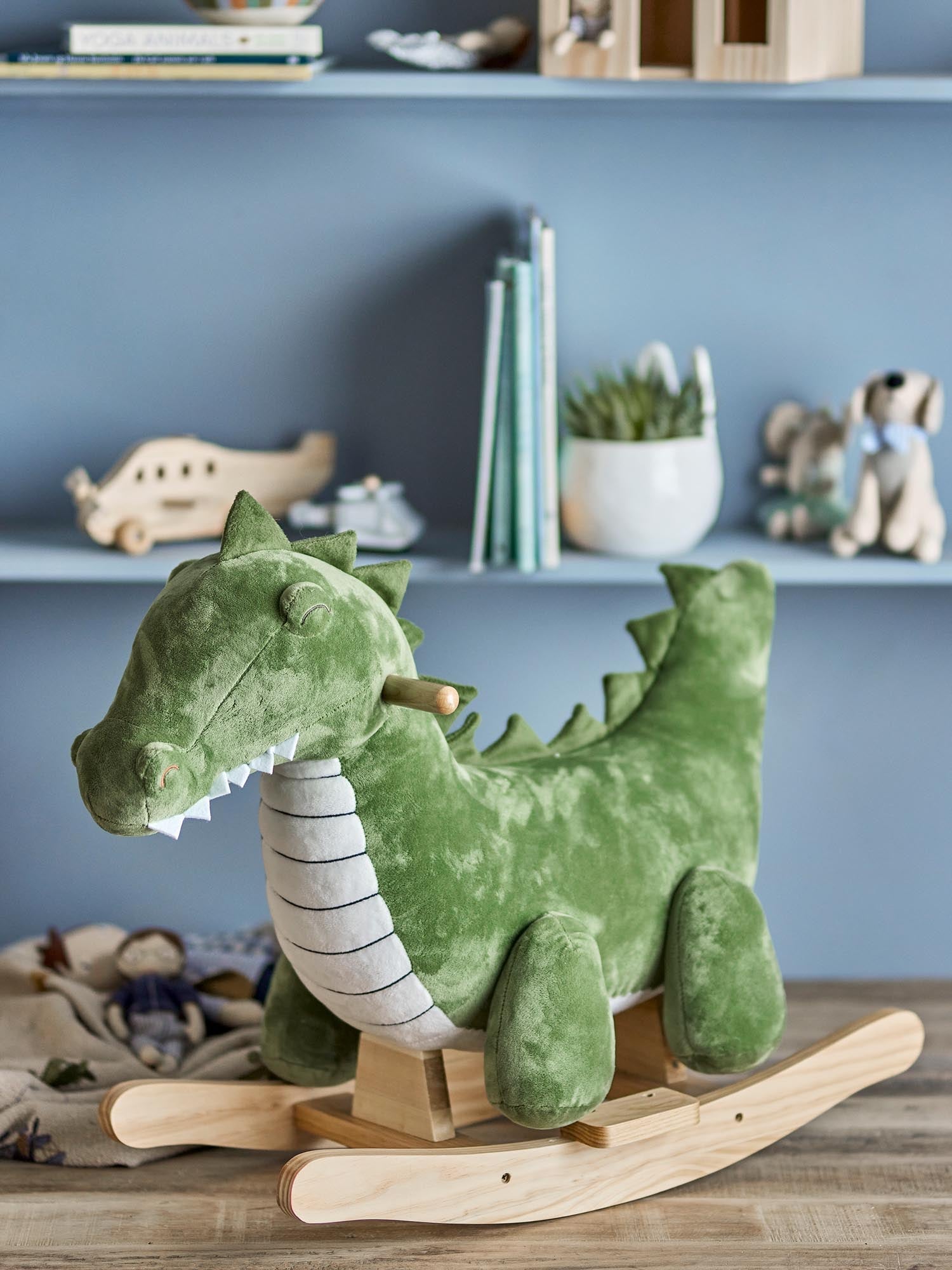 Das Arnie Schaukelspielzeug in Krokodilform von Bloomingville Mini ist aus grünem Polyester gefertigt und ideal für Kinder.