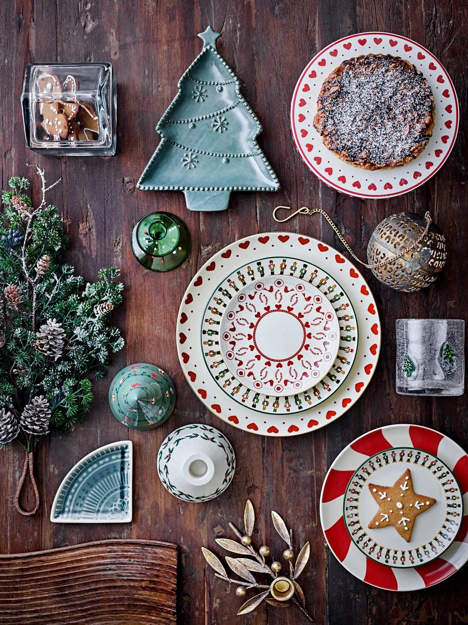 Elegante Yule-Deko aus natürlichem Steingut von Bloomingville, ideal für eine stilvolle und gemütliche Weihnachtsatmosphäre.