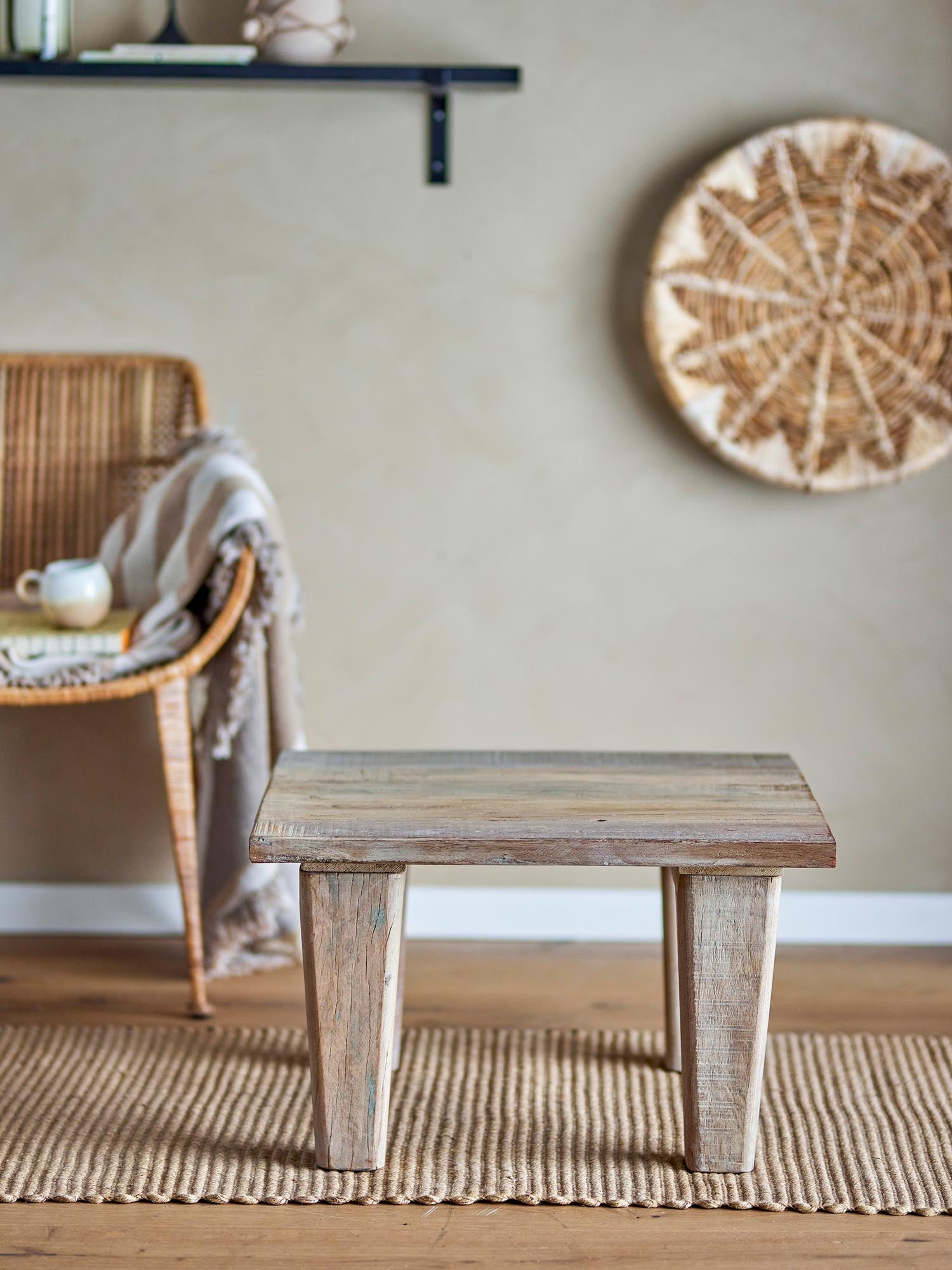 Der Riber Couchtisch aus recyceltem Holz vereint nordische Eleganz mit nachhaltiger Handwerkskunst und vielseitiger Funktionalität.