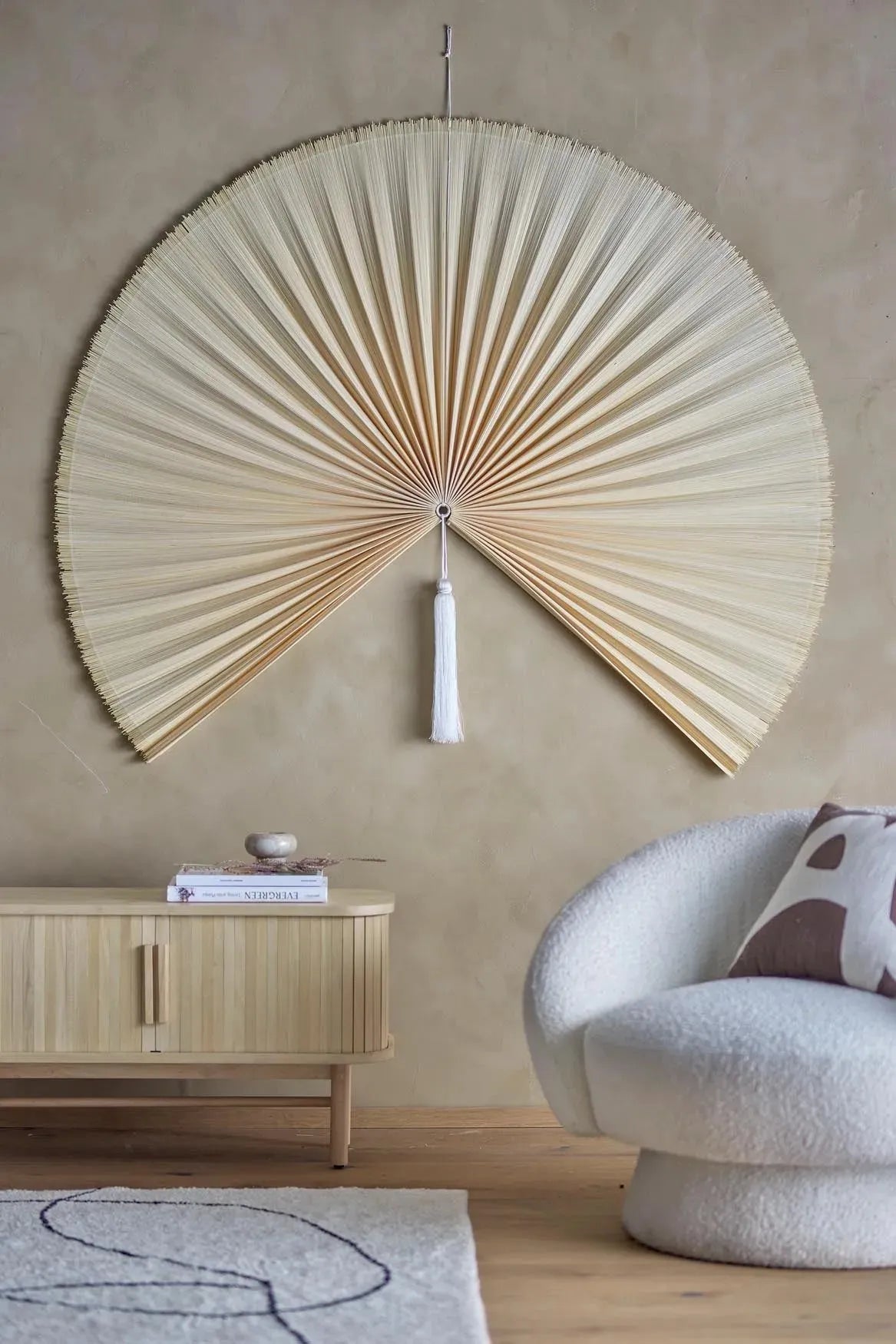 Elegante Bambus-Wandkunst von Bloomingville für natürliche Akzente.