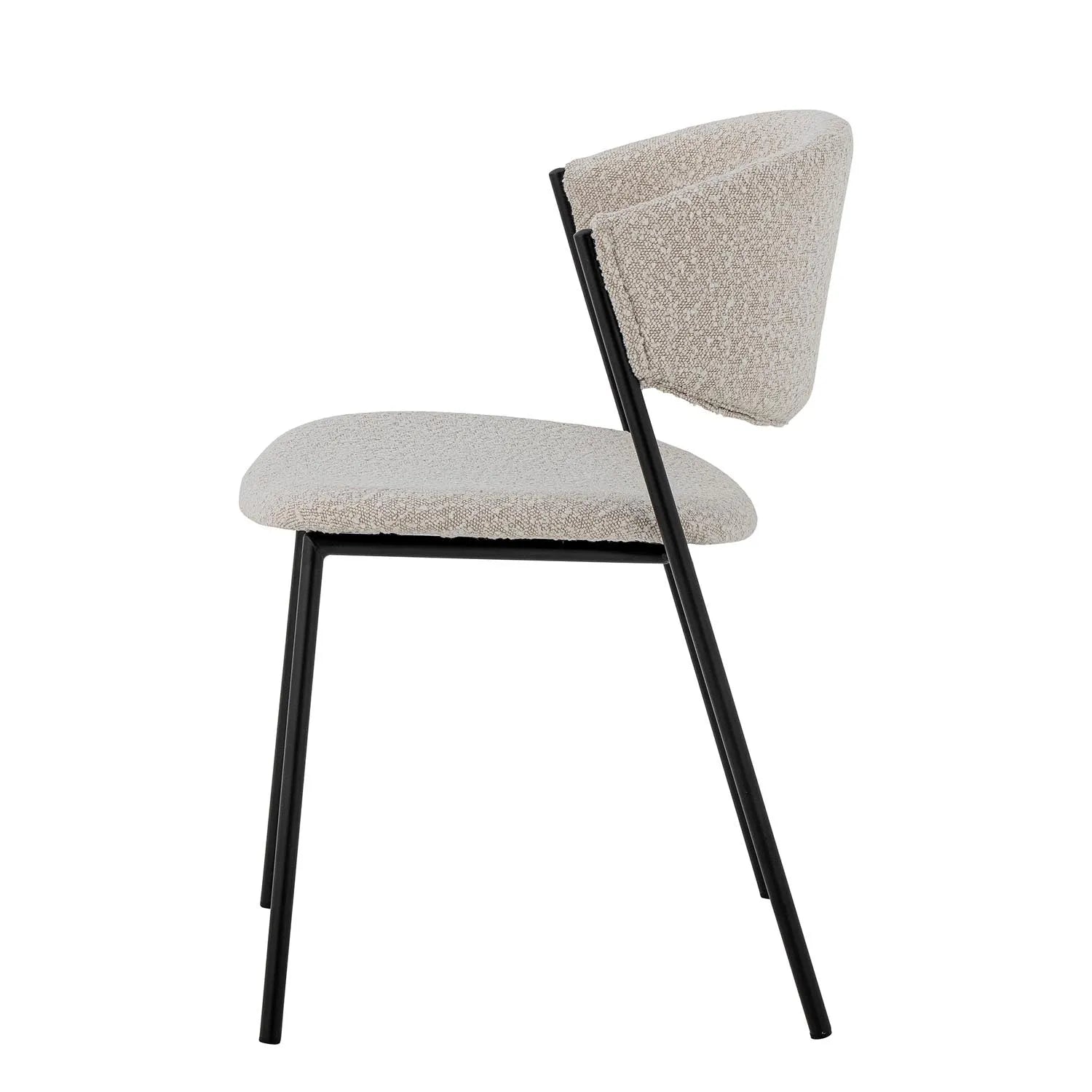 Der Marlo Esszimmerstuhl von Bloomingville besticht durch sein skandinavisches Design, hochwertigen weißen Bouclé-Stoff und ergonomischen Komfort.