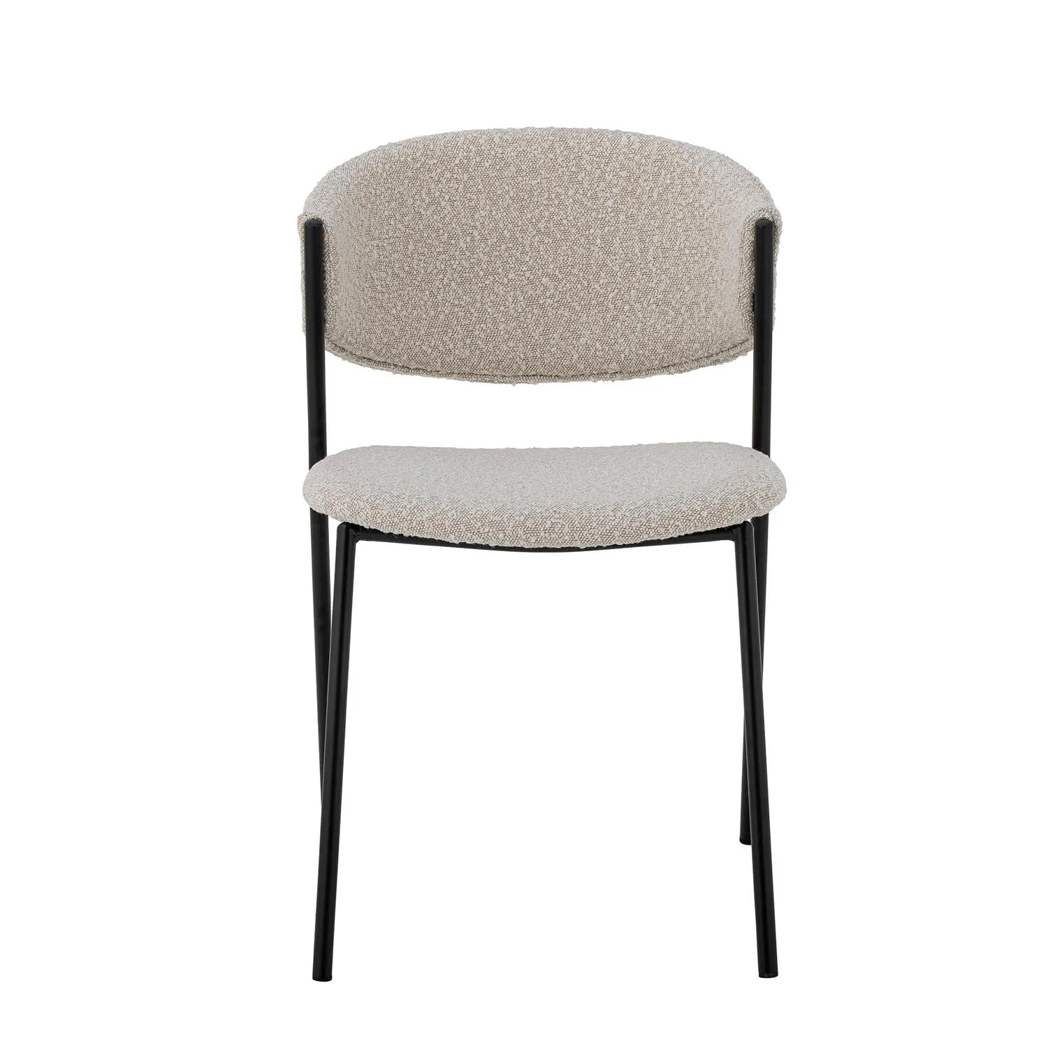 Der Marlo Esszimmerstuhl von Bloomingville besticht durch sein skandinavisches Design, hochwertigen weißen Bouclé-Stoff und ergonomischen Komfort.