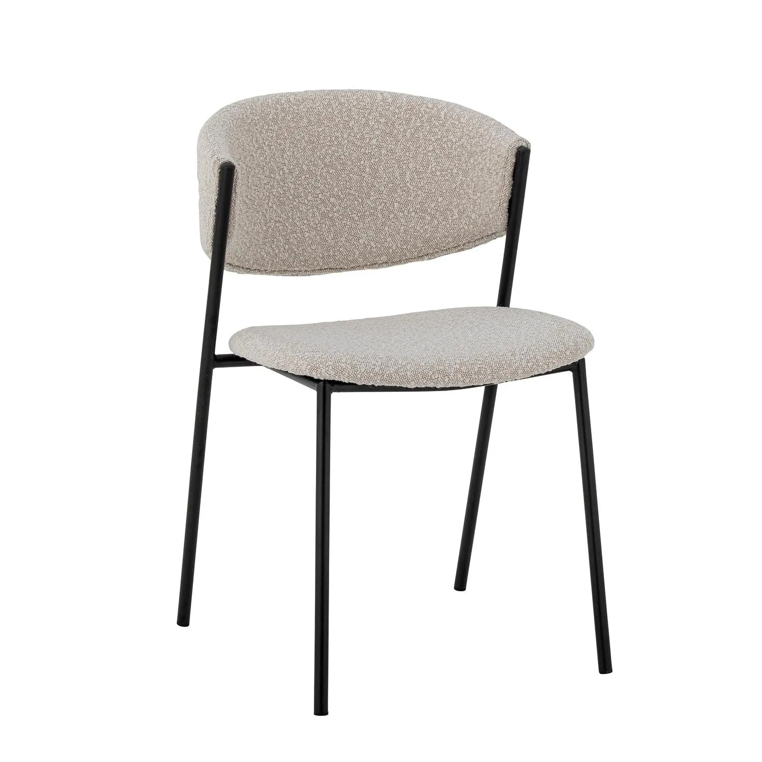 Der Marlo Esszimmerstuhl von Bloomingville besticht durch sein skandinavisches Design, hochwertigen weißen Bouclé-Stoff und ergonomischen Komfort.