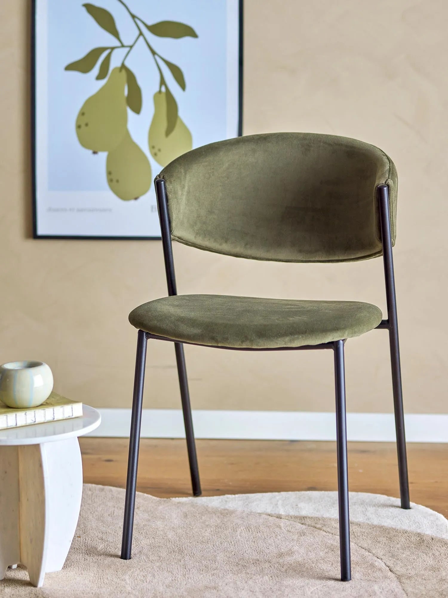 Der Marlo Esszimmerstuhl in Grün vereint nachhaltiges Design mit Komfort, dank recyceltem Polyester und eleganter nordischer Ästhetik.