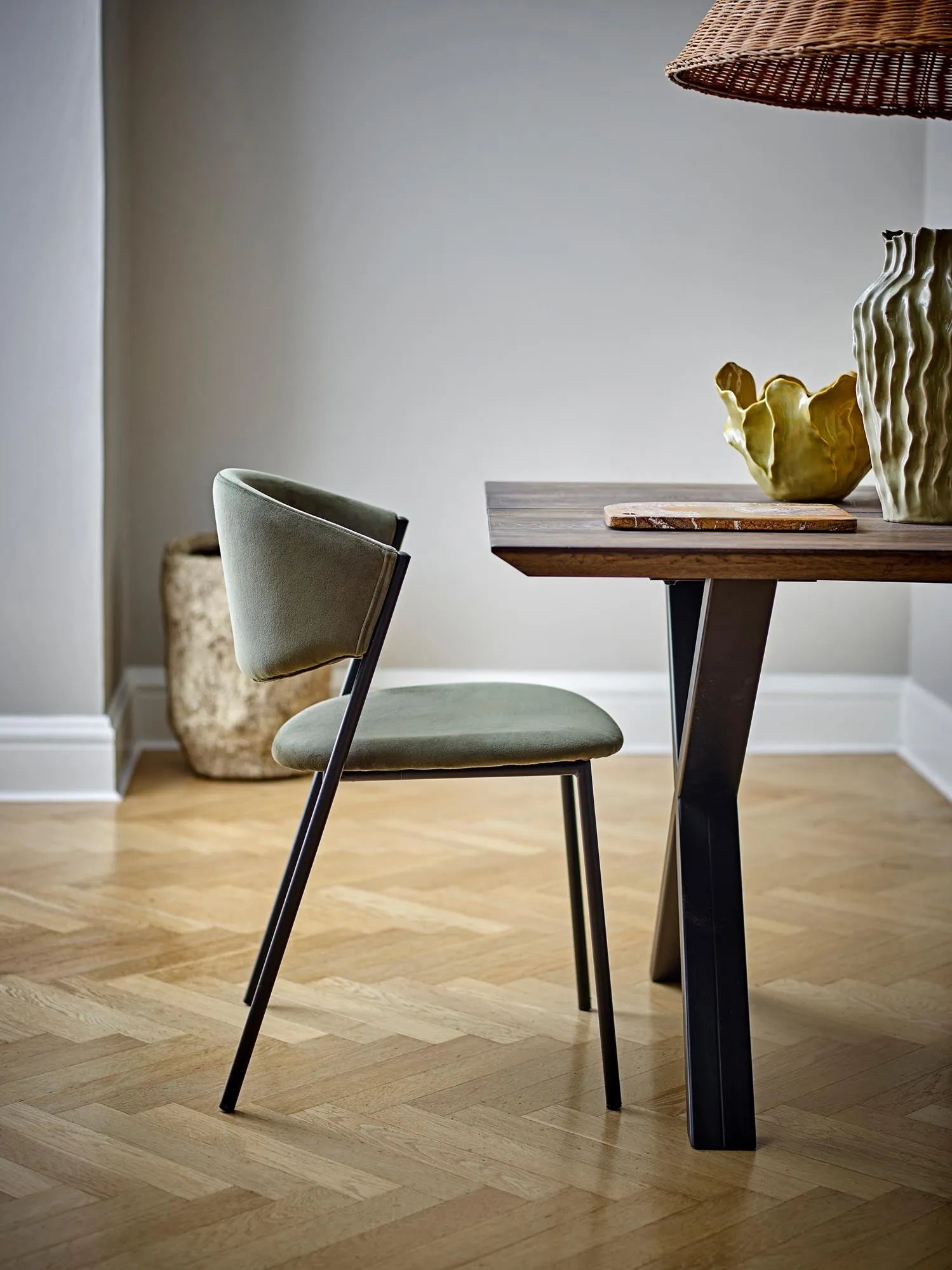 Der Marlo Esszimmerstuhl in Grün vereint nachhaltiges Design mit Komfort, dank recyceltem Polyester und eleganter nordischer Ästhetik.