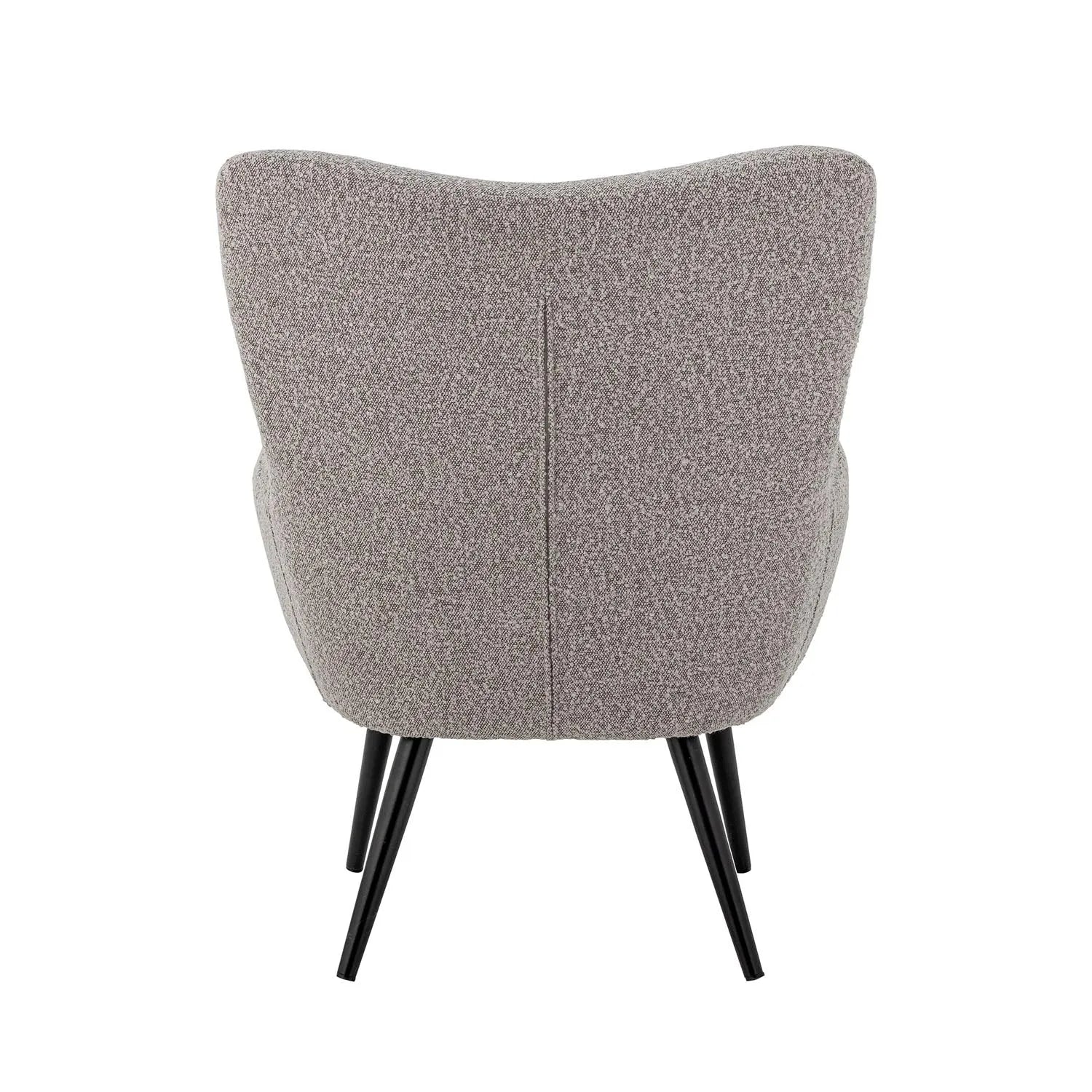 Der Perry Loungesessel von Bloomingville vereint Komfort und Stil mit einem pflegeleichten Polyesterbezug und eleganten Metallbeinen.