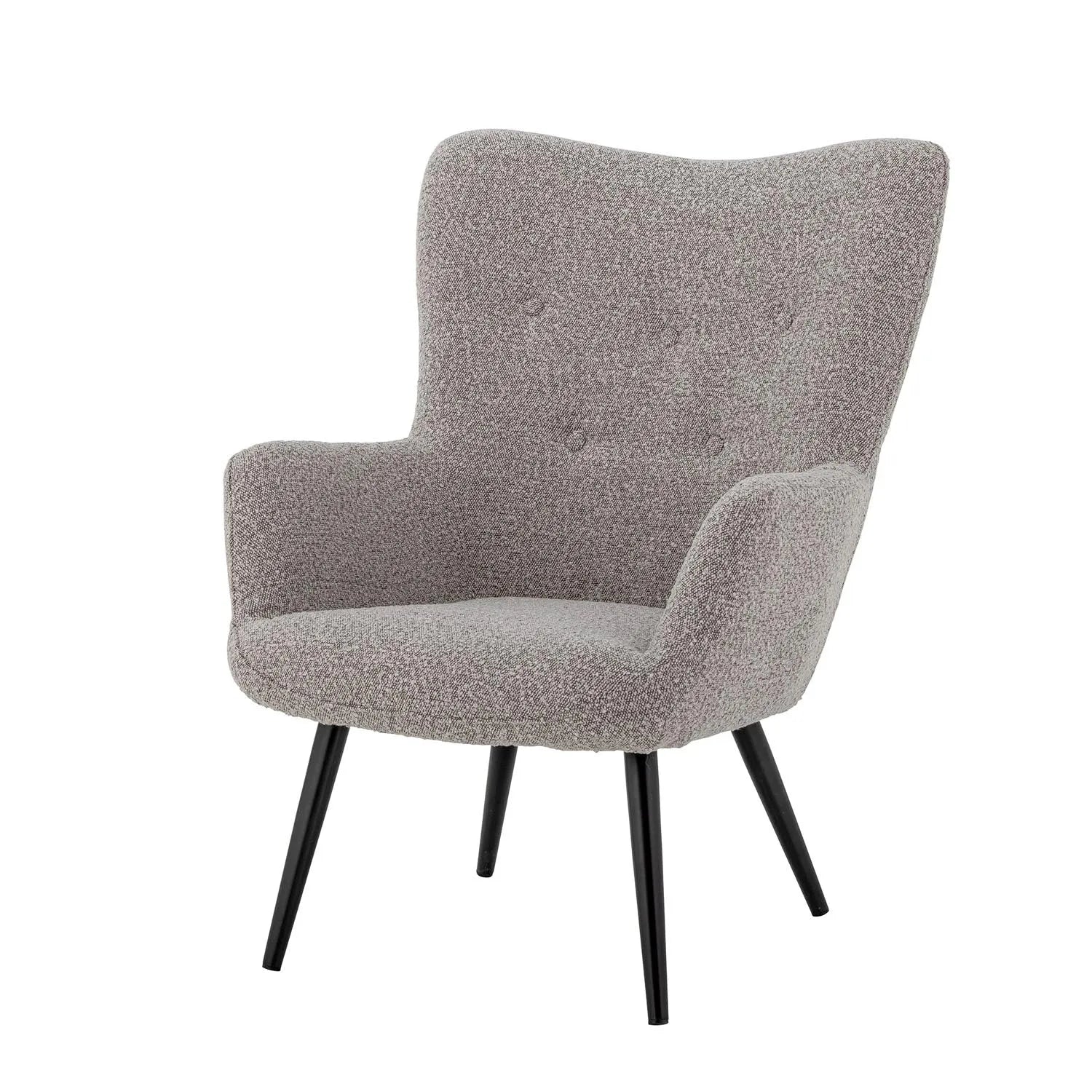 Der Perry Loungesessel von Bloomingville vereint Komfort und Stil mit einem pflegeleichten Polyesterbezug und eleganten Metallbeinen.