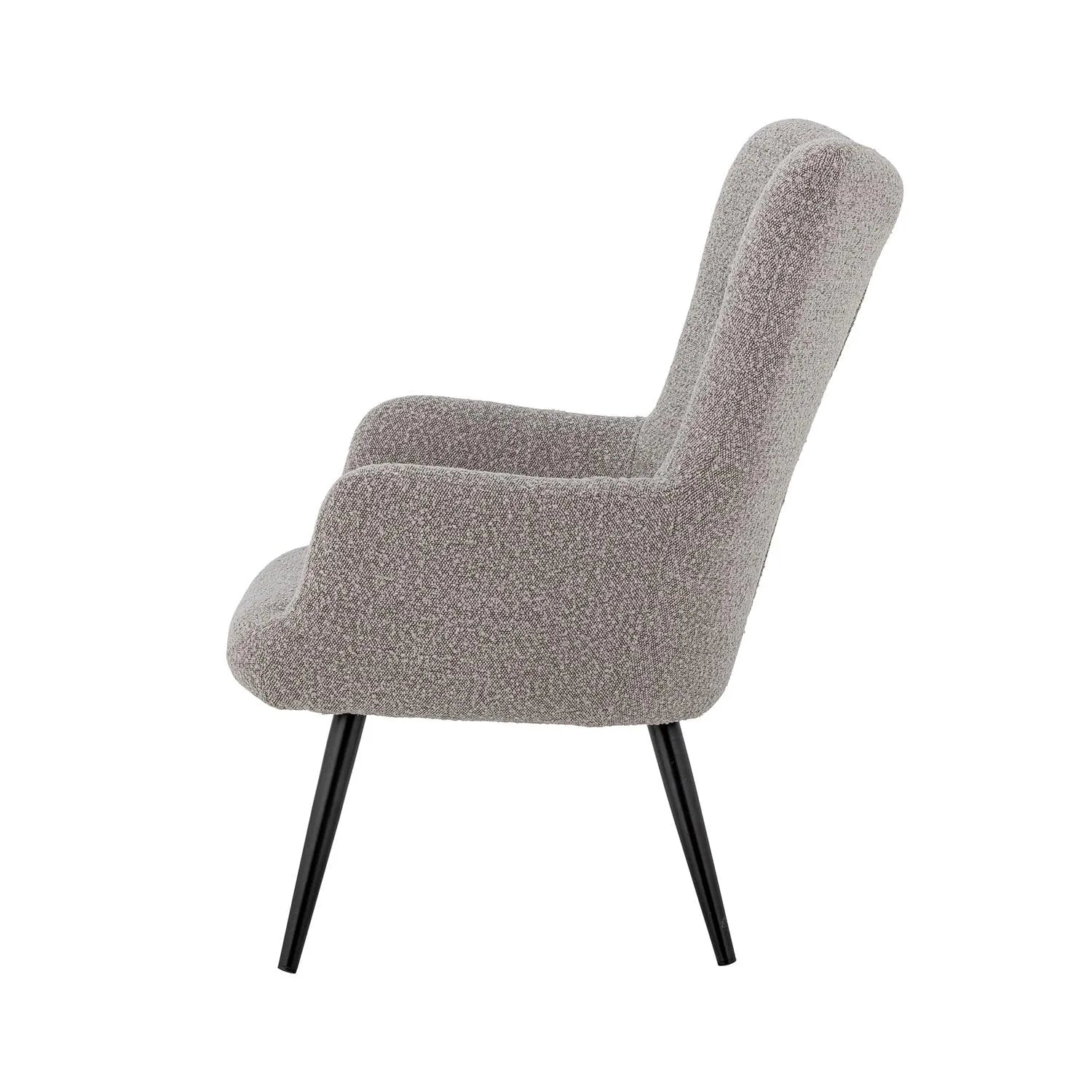 Der Perry Loungesessel von Bloomingville vereint Komfort und Stil mit einem pflegeleichten Polyesterbezug und eleganten Metallbeinen.