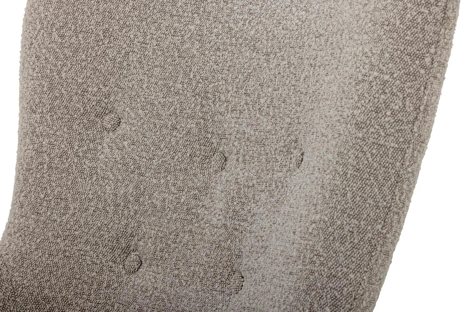 Der Perry Loungesessel von Bloomingville vereint Komfort und Stil mit einem pflegeleichten Polyesterbezug und eleganten Metallbeinen.
