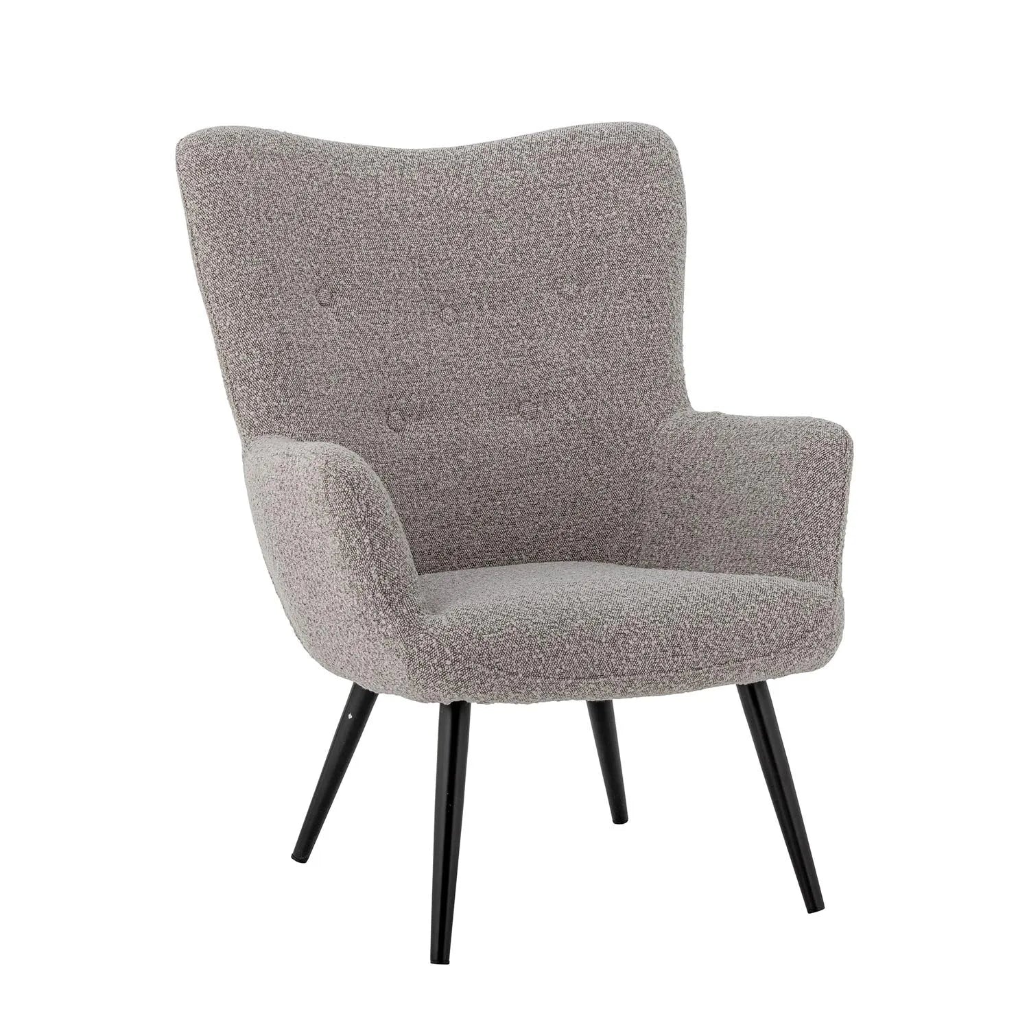 Der Perry Loungesessel von Bloomingville vereint Komfort und Stil mit einem pflegeleichten Polyesterbezug und eleganten Metallbeinen.