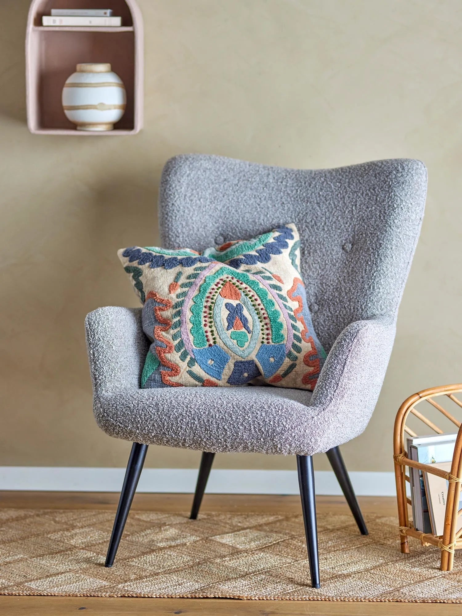 Der Perry Loungesessel von Bloomingville vereint Komfort und Stil mit einem pflegeleichten Polyesterbezug und eleganten Metallbeinen.