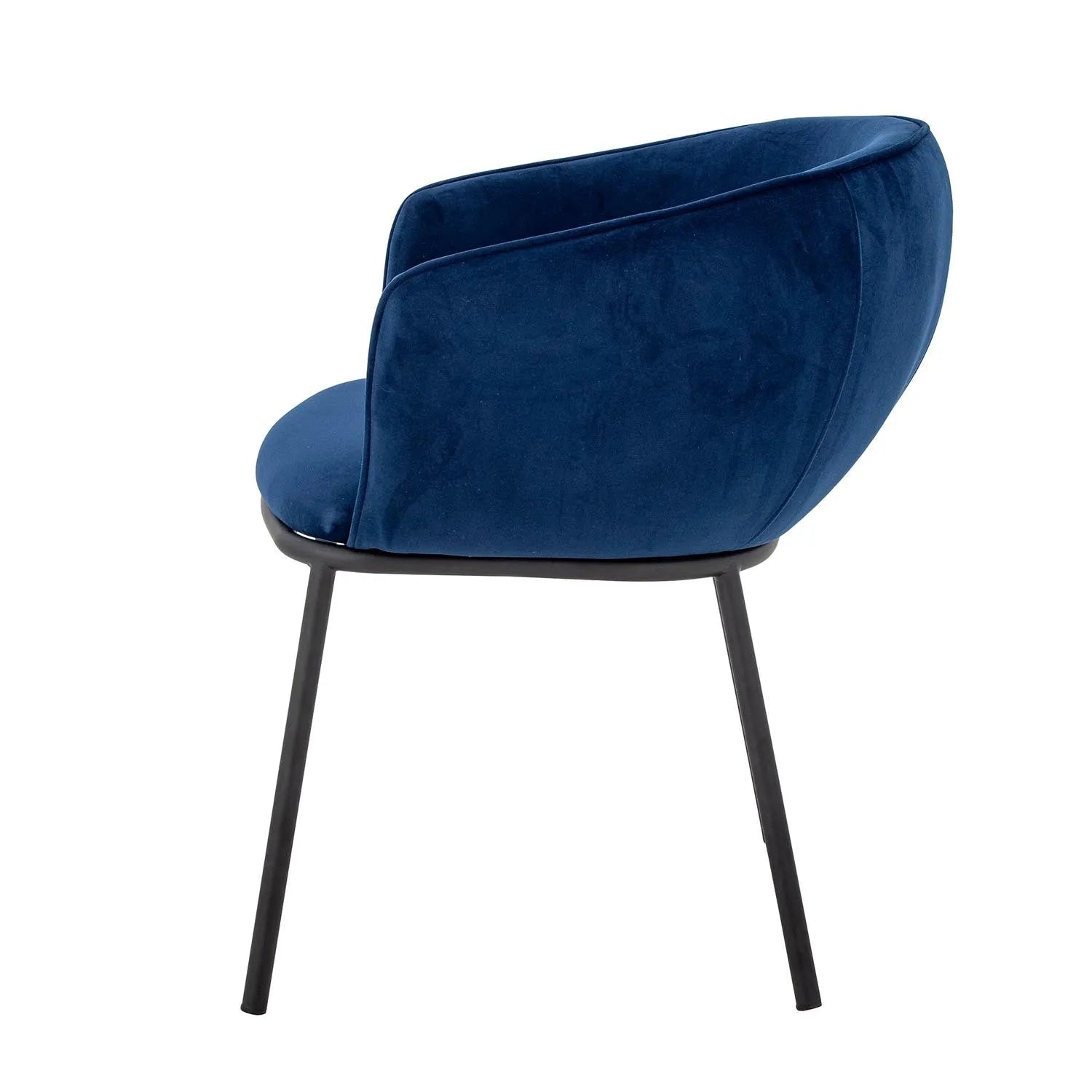 Eleganter Esszimmerstuhl in Blau aus recyceltem Polyester, vereint Stil und Nachhaltigkeit für umweltbewusstes Wohnen.