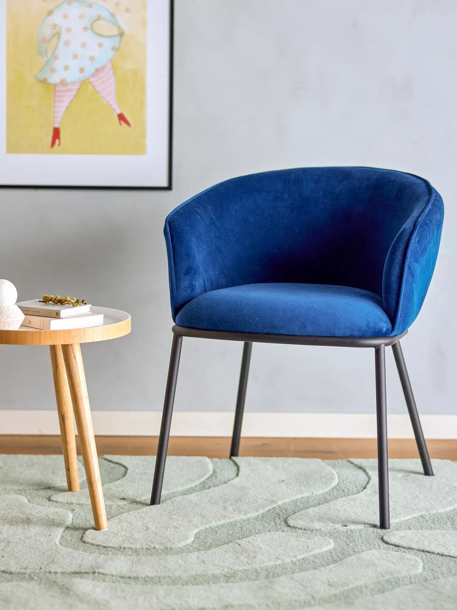 Eleganter Esszimmerstuhl in Blau aus recyceltem Polyester, vereint Stil und Nachhaltigkeit für umweltbewusstes Wohnen.