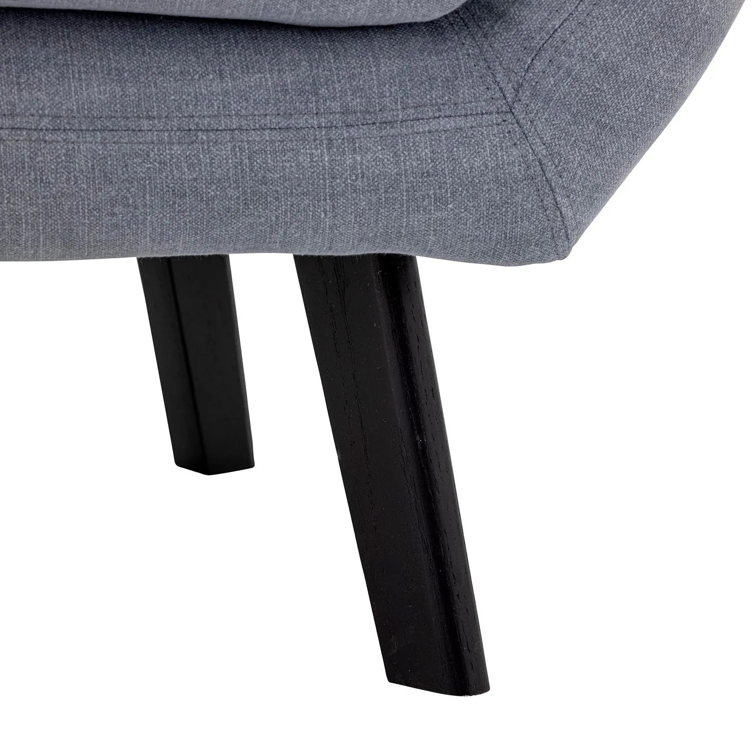 Eleganter Loungesessel in Donnerblau, aus weicher Baumwolle, mit stabilen Kiefernholzbeinen für stilvollen Komfort.