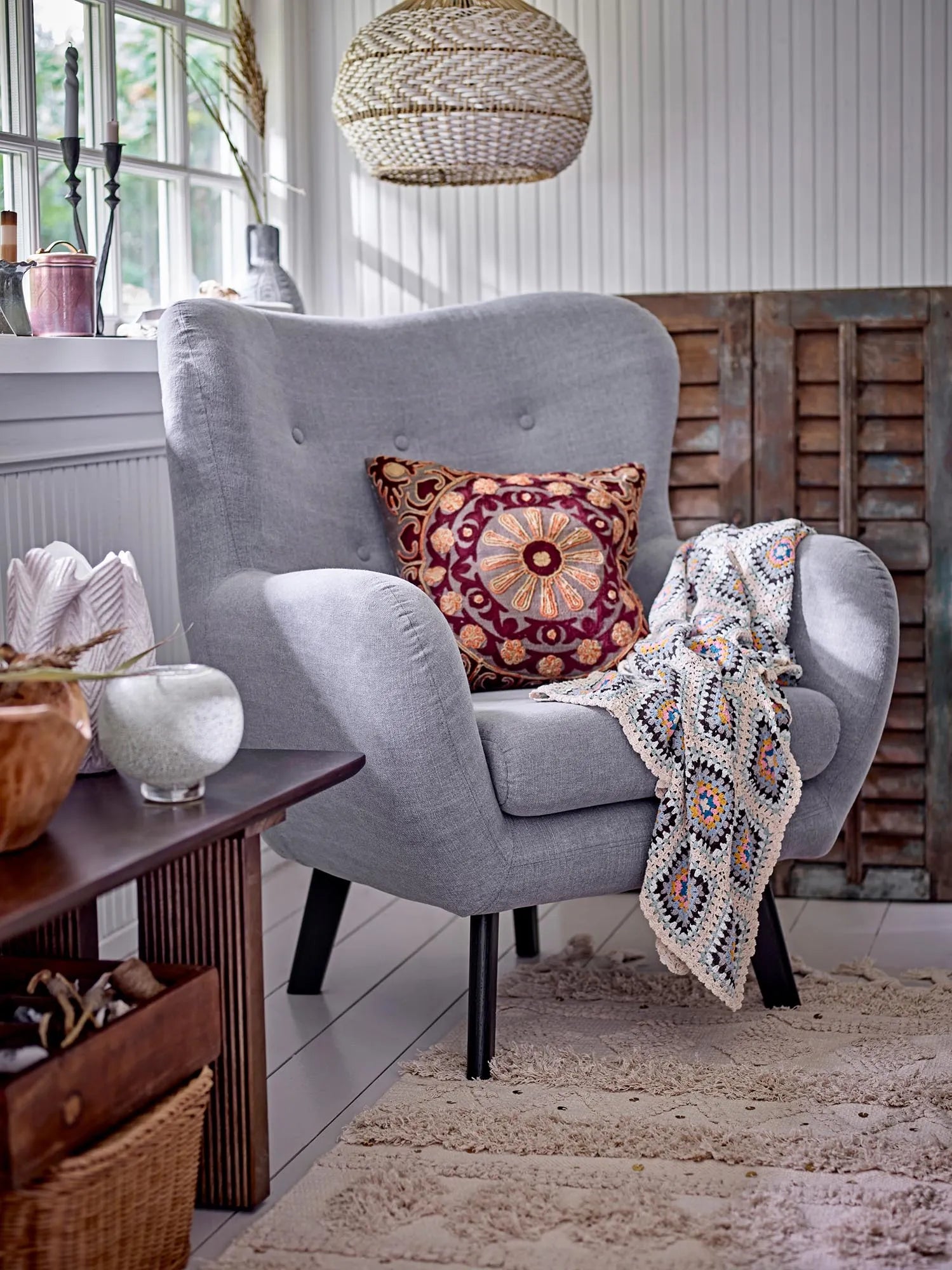 Eleganter Loungesessel in Donnerblau, aus weicher Baumwolle, mit stabilen Kiefernholzbeinen für stilvollen Komfort.
