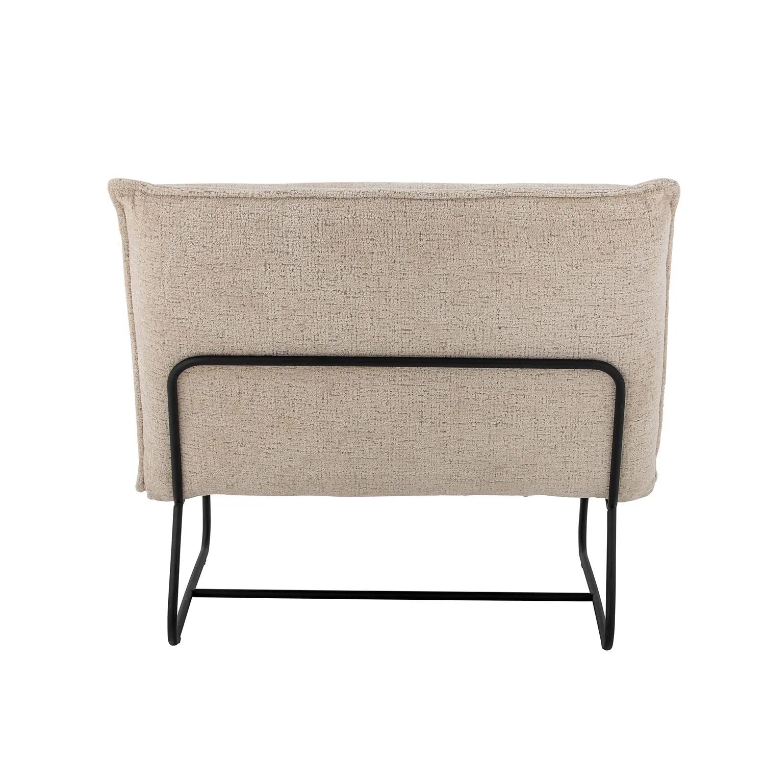 Der Cape Loungesessel von Bloomingville vereint skandinavisches Design mit Nachhaltigkeit, bezogen mit weichem, recyceltem Bouclé-Polyester.