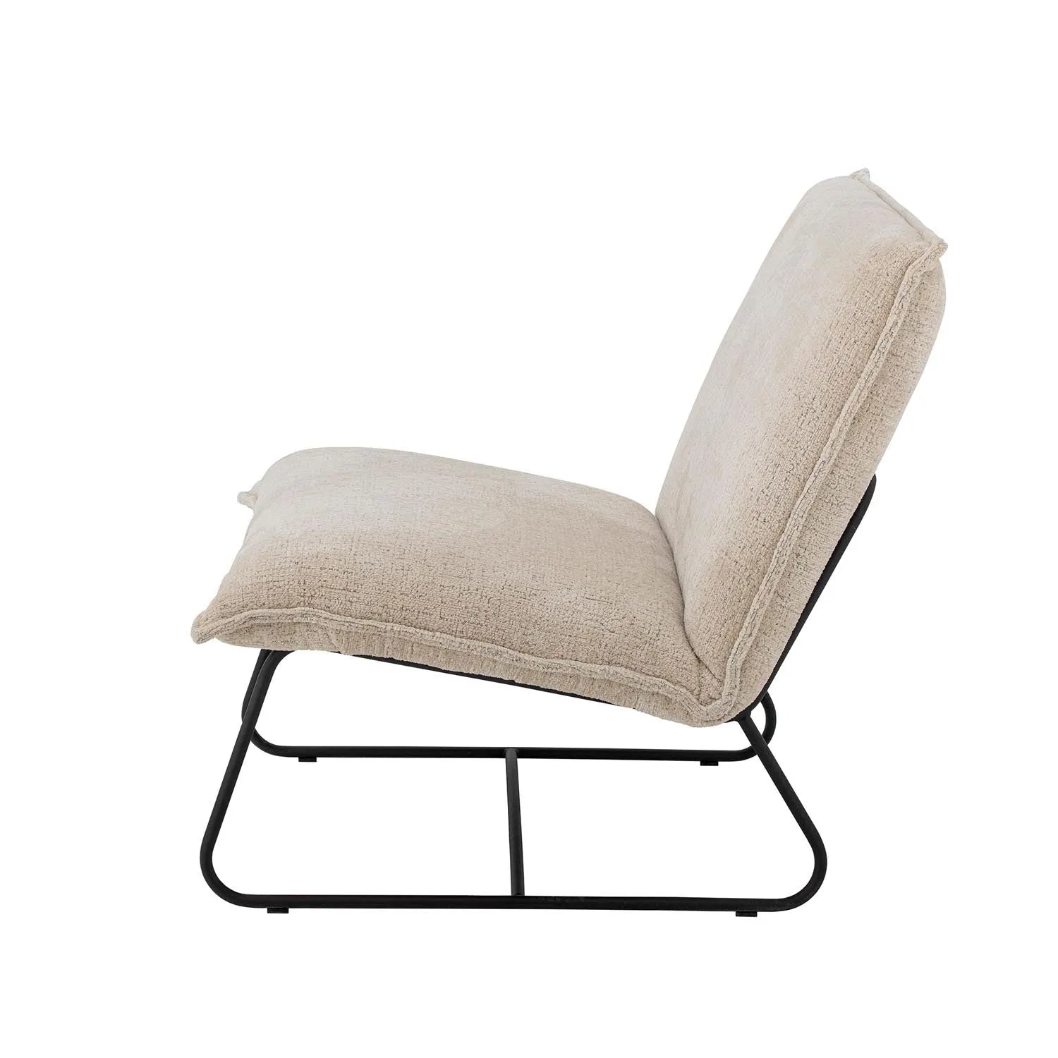 Der Cape Loungesessel von Bloomingville vereint skandinavisches Design mit Nachhaltigkeit, bezogen mit weichem, recyceltem Bouclé-Polyester.