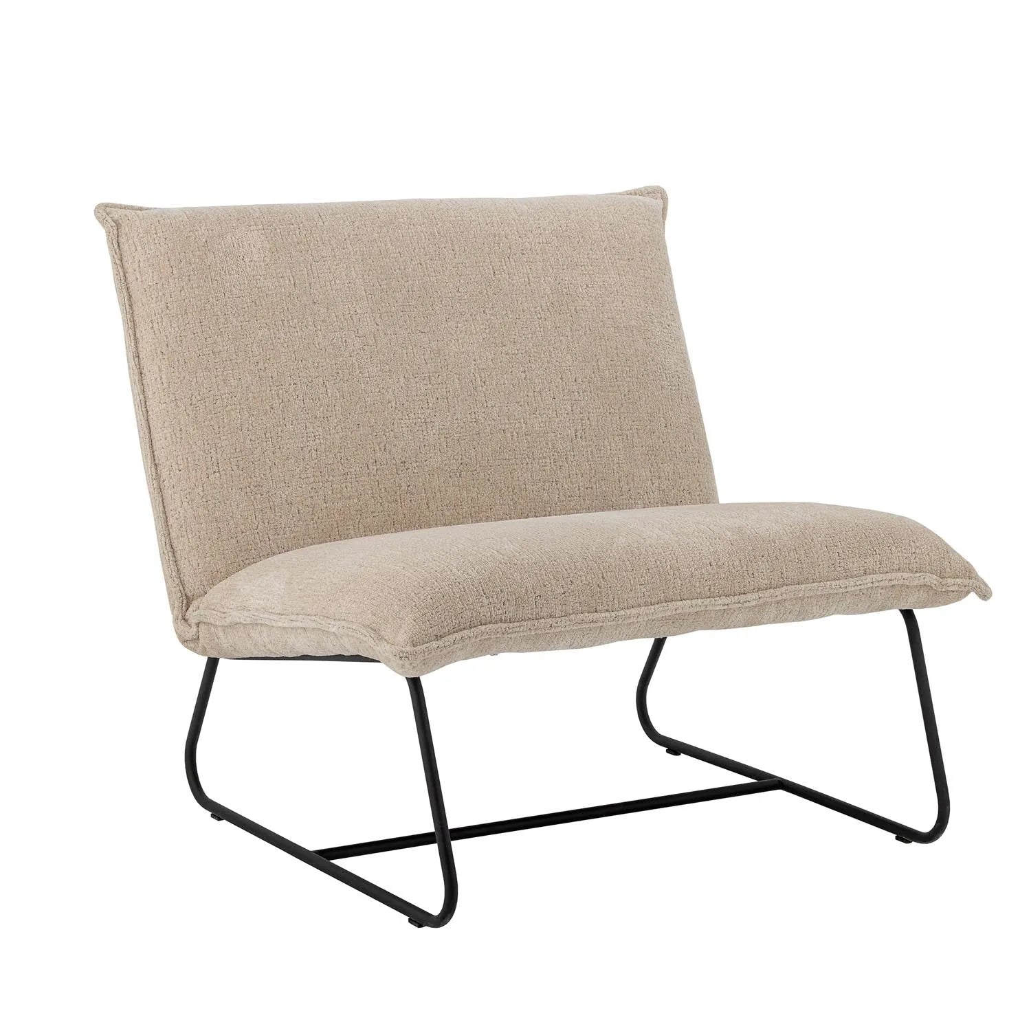 Der Cape Loungesessel von Bloomingville vereint skandinavisches Design mit Nachhaltigkeit, bezogen mit weichem, recyceltem Bouclé-Polyester.