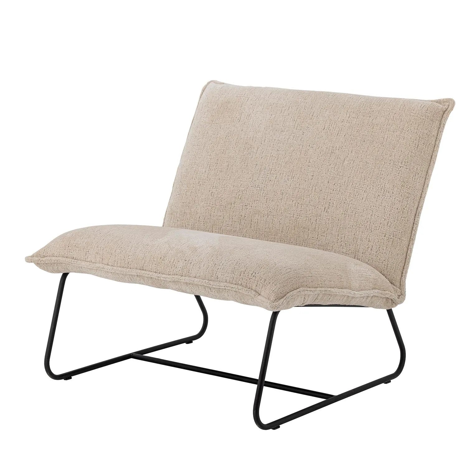 Der Cape Loungesessel von Bloomingville vereint skandinavisches Design mit Nachhaltigkeit, bezogen mit weichem, recyceltem Bouclé-Polyester.