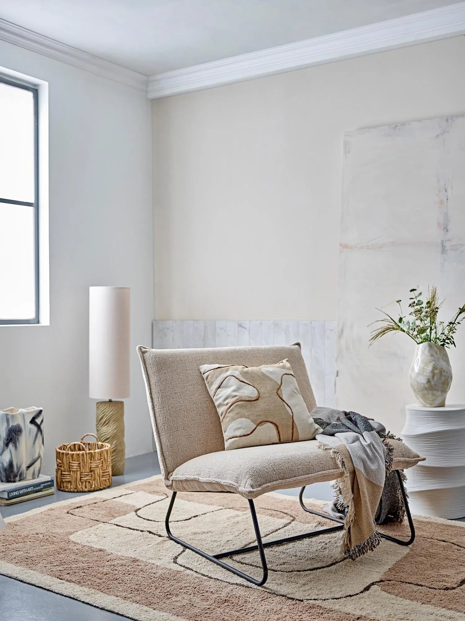 Der Cape Loungesessel von Bloomingville vereint skandinavisches Design mit Nachhaltigkeit, bezogen mit weichem, recyceltem Bouclé-Polyester.