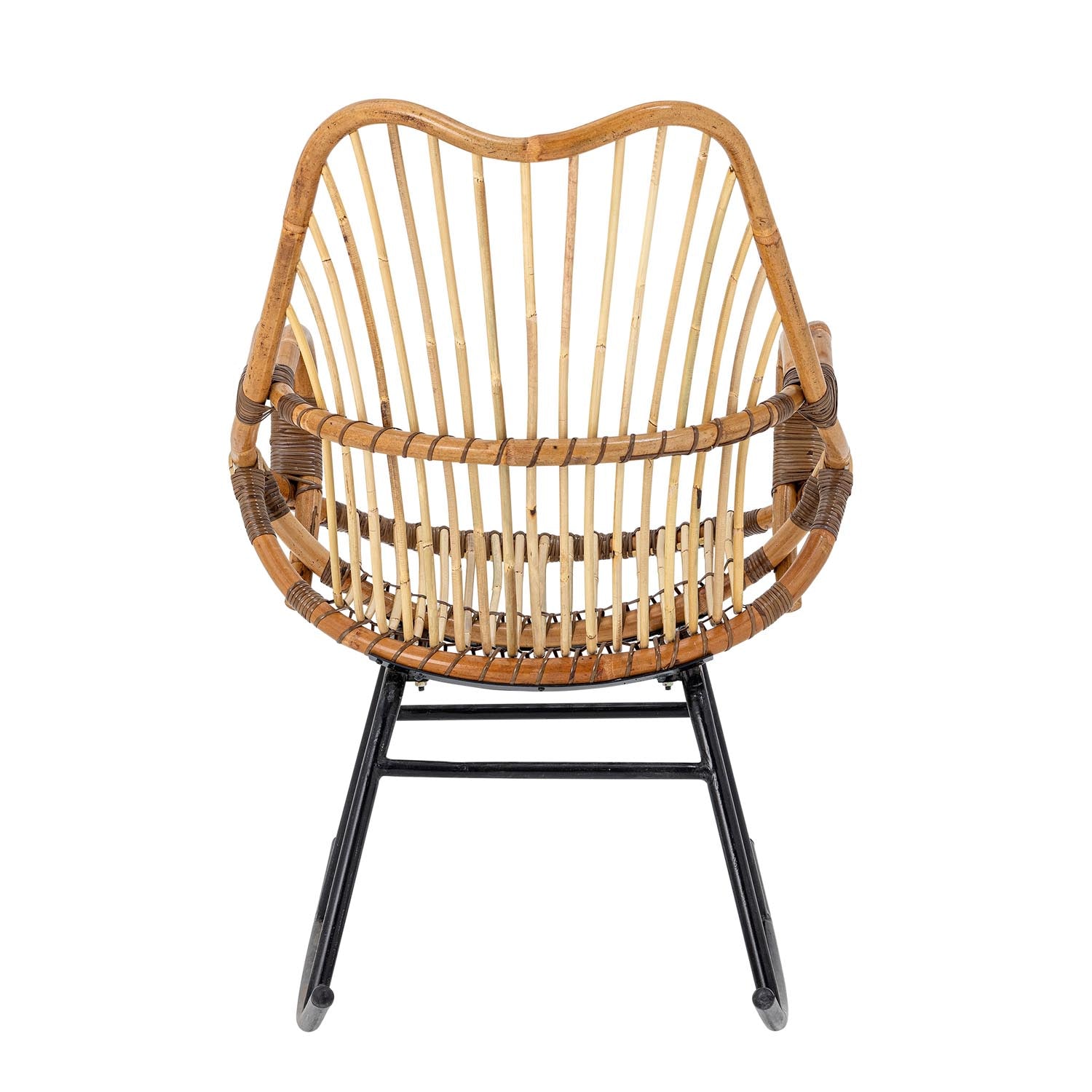 Ein eleganter Schaukelstuhl aus natürlichem Rattan, ideal für entspannte Stunden und ein stilvolles, nordisches Wohngefühl.