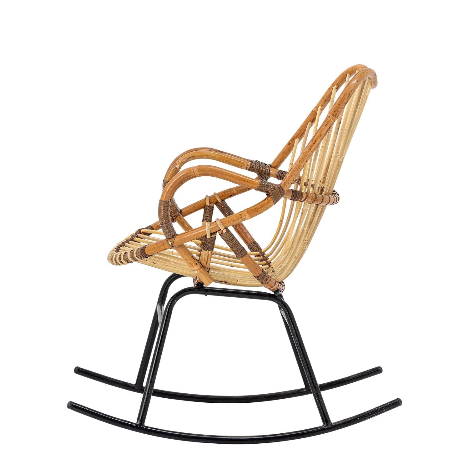 Ein stilvoller Schaukelstuhl aus natürlichem Rattan, perfekt für gemütliche Momente und ein modernes, skandinavisches Ambiente.