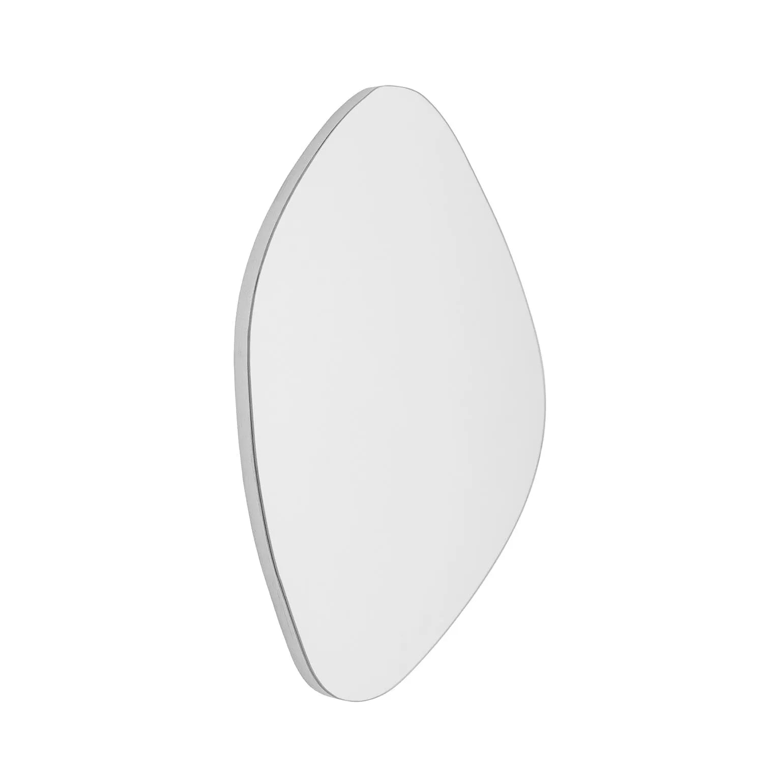 Der Aimie Wandspiegel von Bloomingville besticht durch seine organische Form und dezente Silberkante, die Eleganz und Modernität vereint.