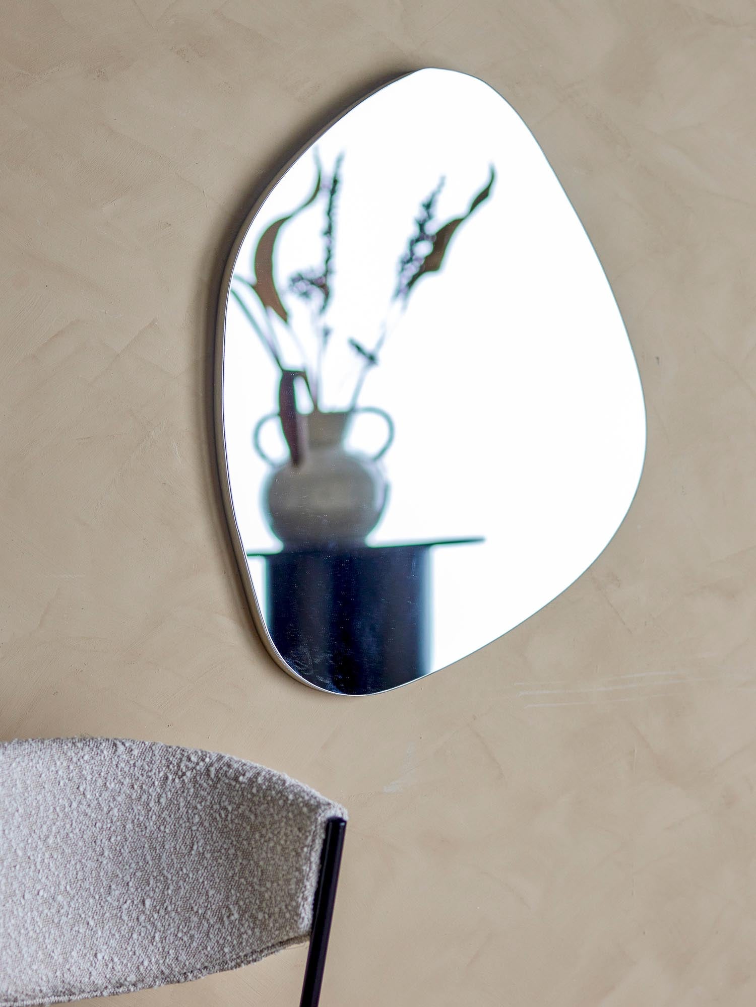 Moderner Wandspiegel Aimie von Bloomingville mit silbernem Rahmen und Glas, perfekt für stilvolle und zeitgemässe Wohnräume.