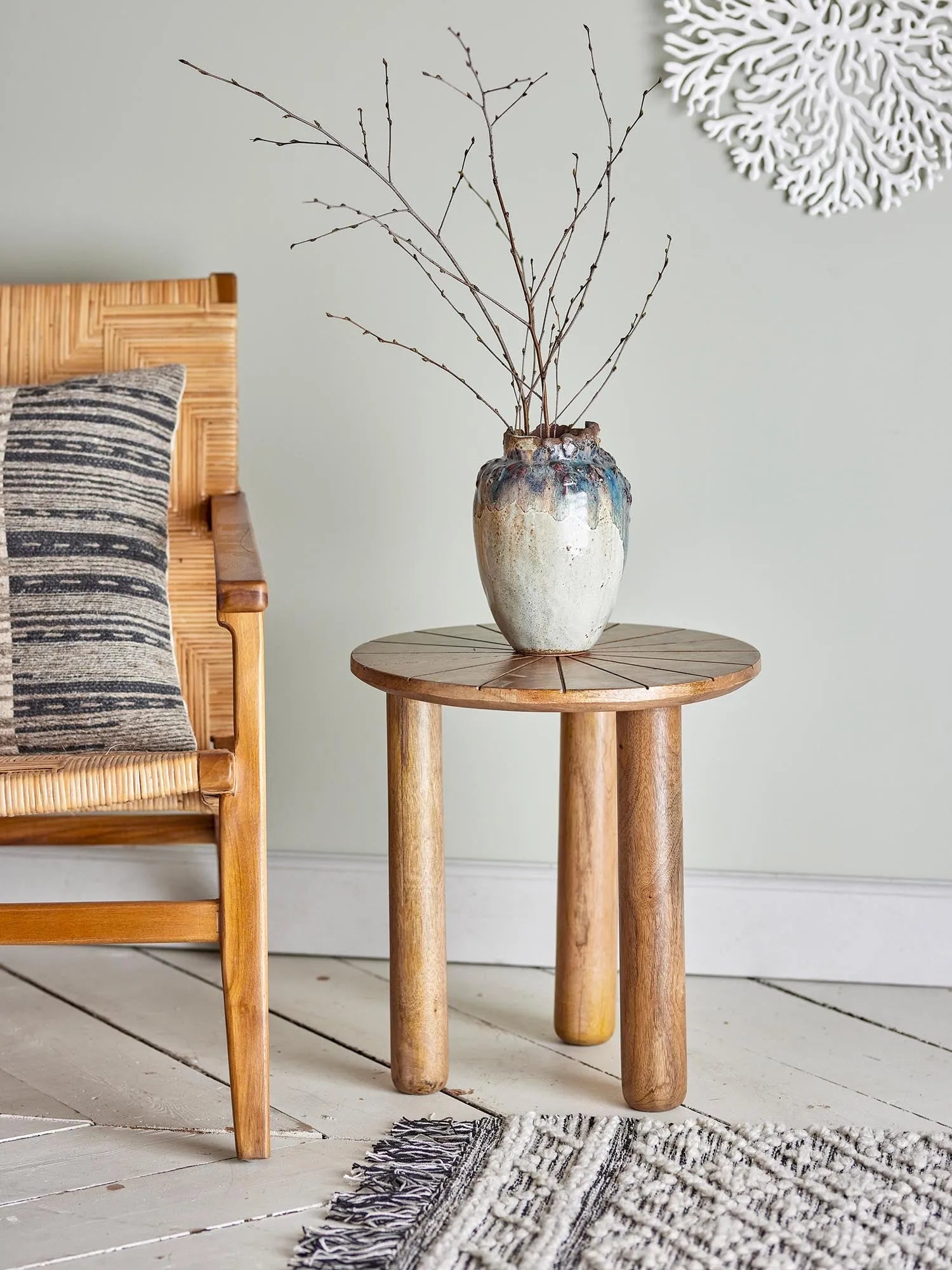 Eleganter Couchtisch aus Mangoholz mit handgeschnitztem Muster, ideal für stilvolle Wohnräume.