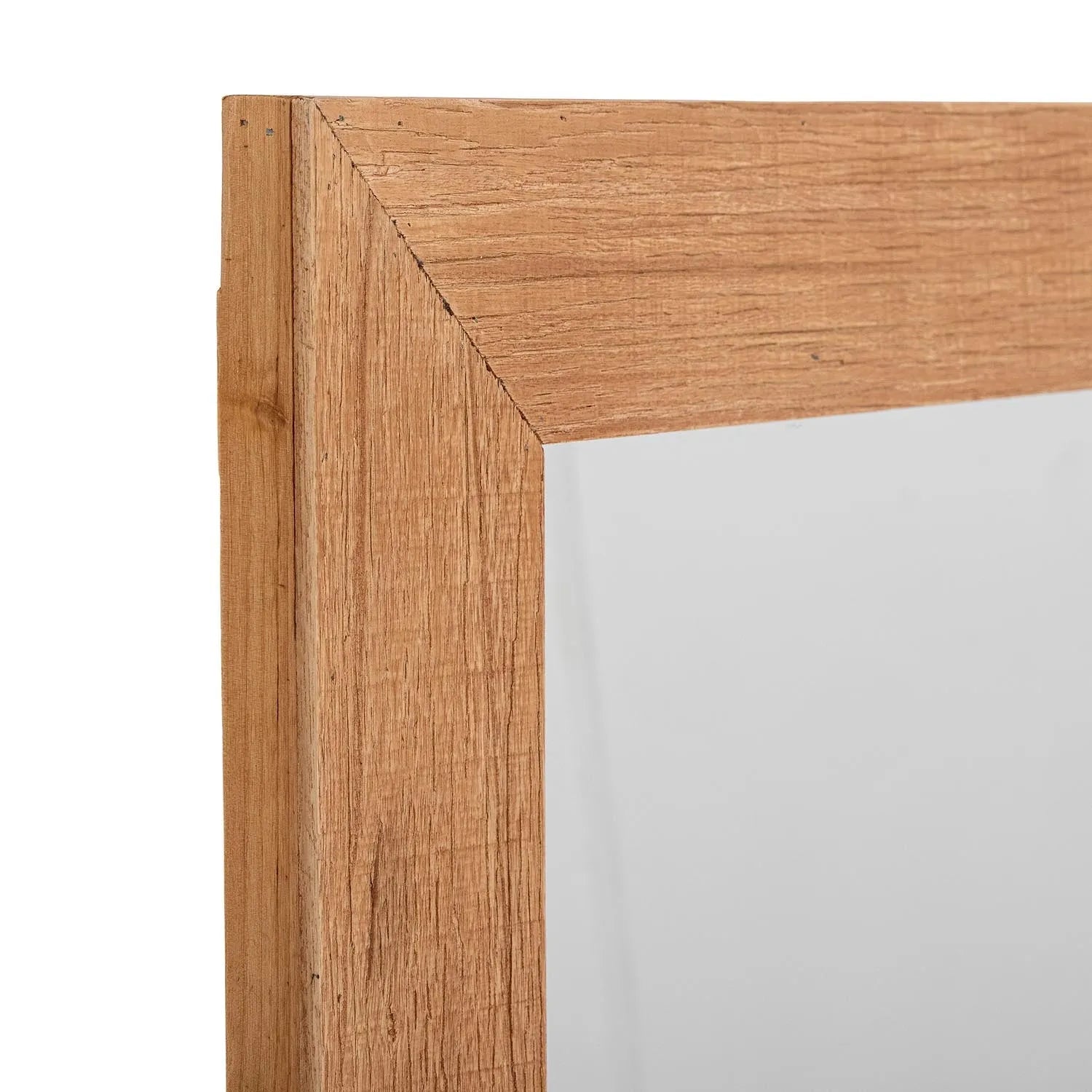 Der Lohan Wand-Spiegel aus Kiefernholz vereint rustikalen Charme mit klarer Reflexion, ideal für jeden Raum.