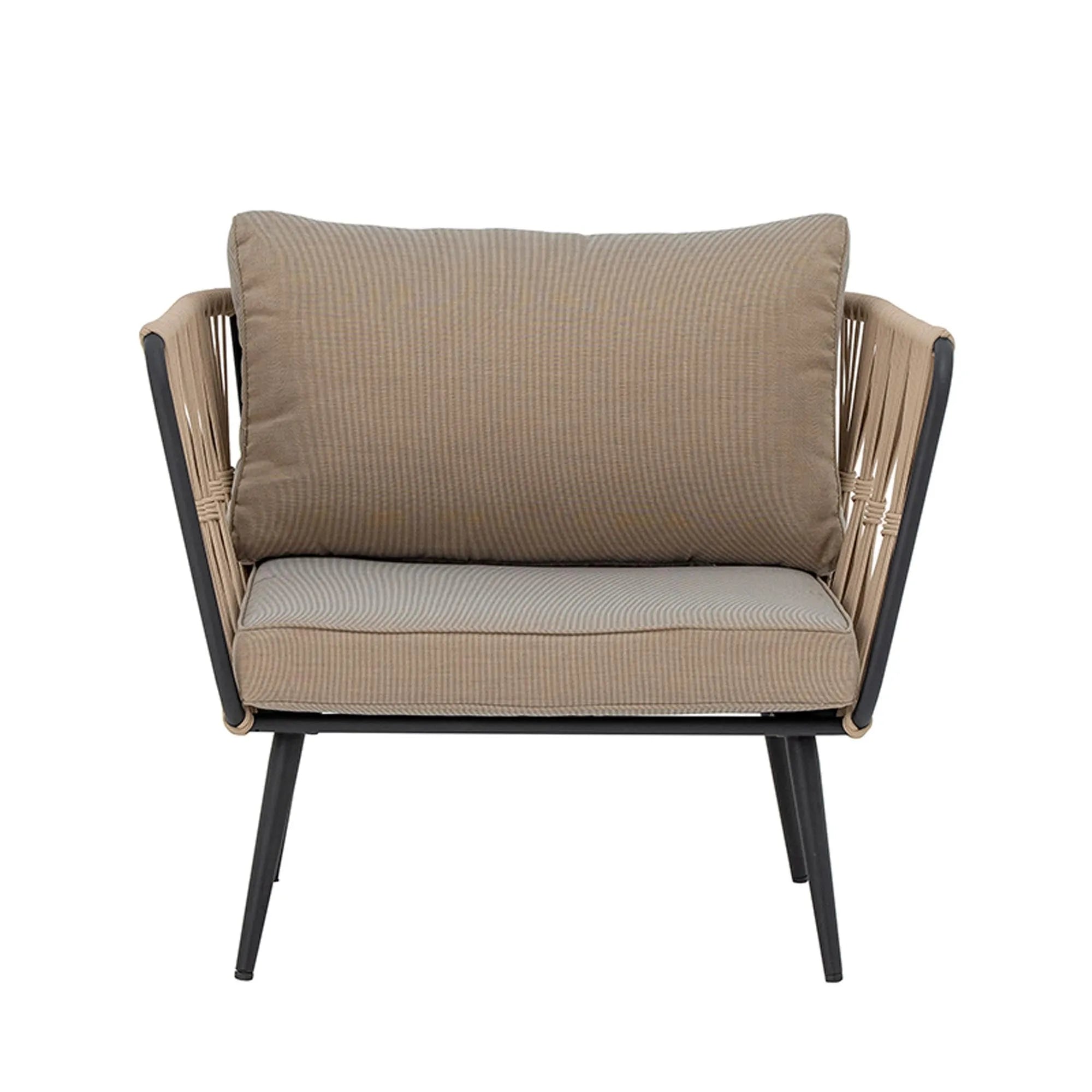 Eleganter Pavone Loungesessel: skandinavisches Design, wetterfestes Metall, handgewebte Bespannung, ideal für entspannte Stunden.