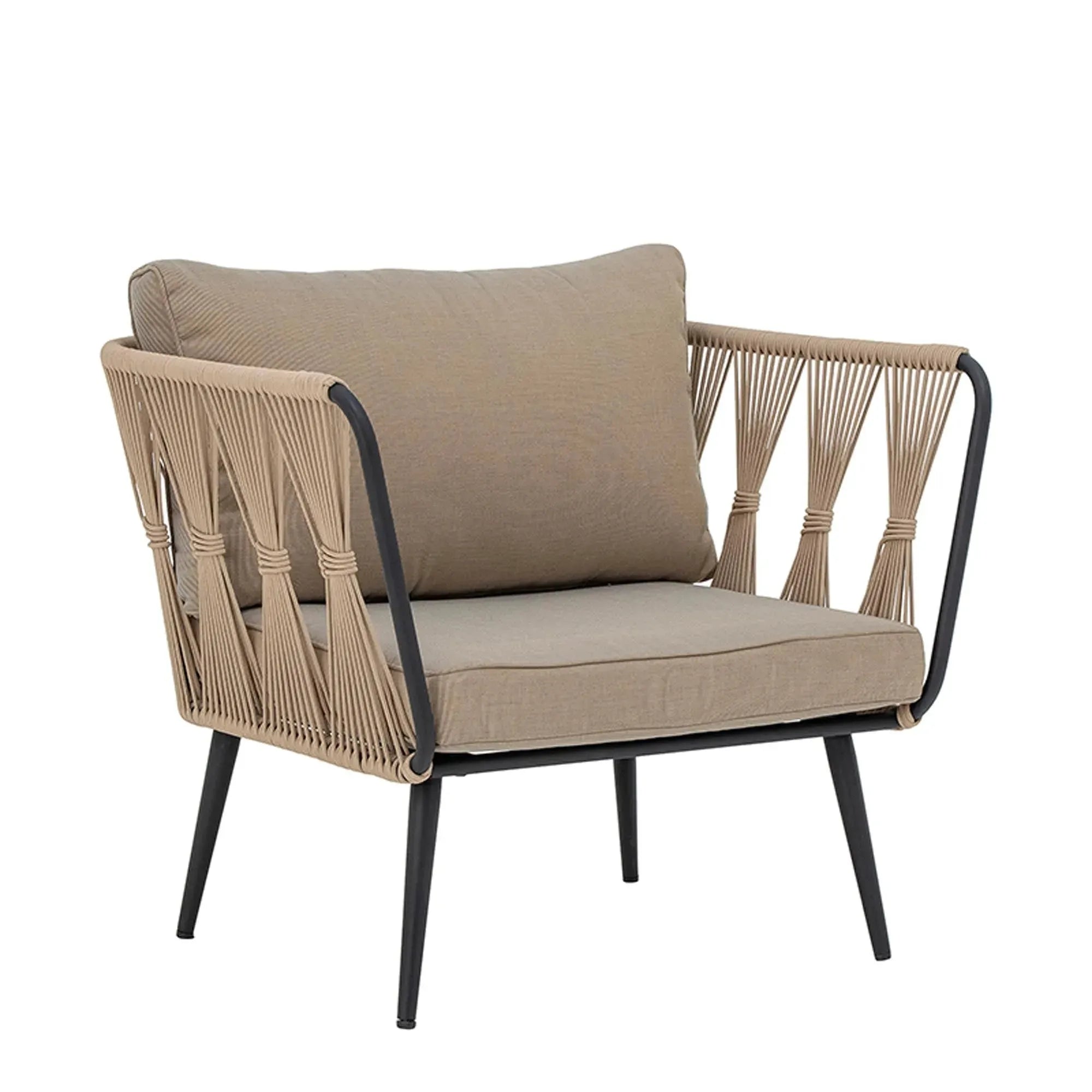 Moderner Pavone Loungesessel in Braun, robustes Metallgestell.