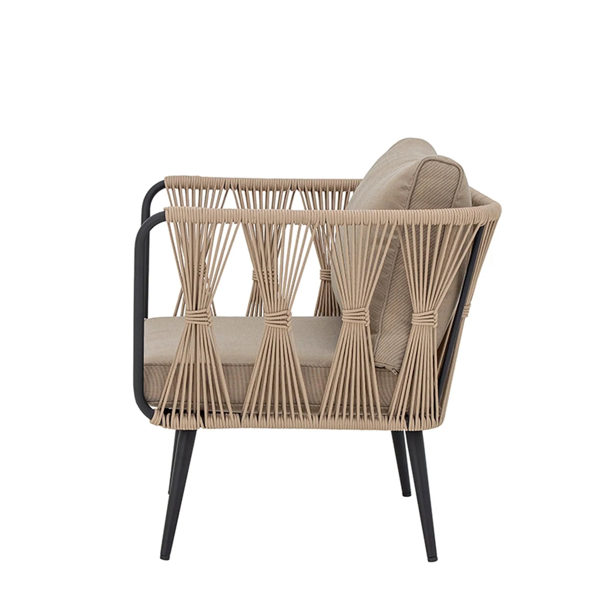 Eleganter Pavone Loungesessel in Braun mit stabilem Metallrahmen.