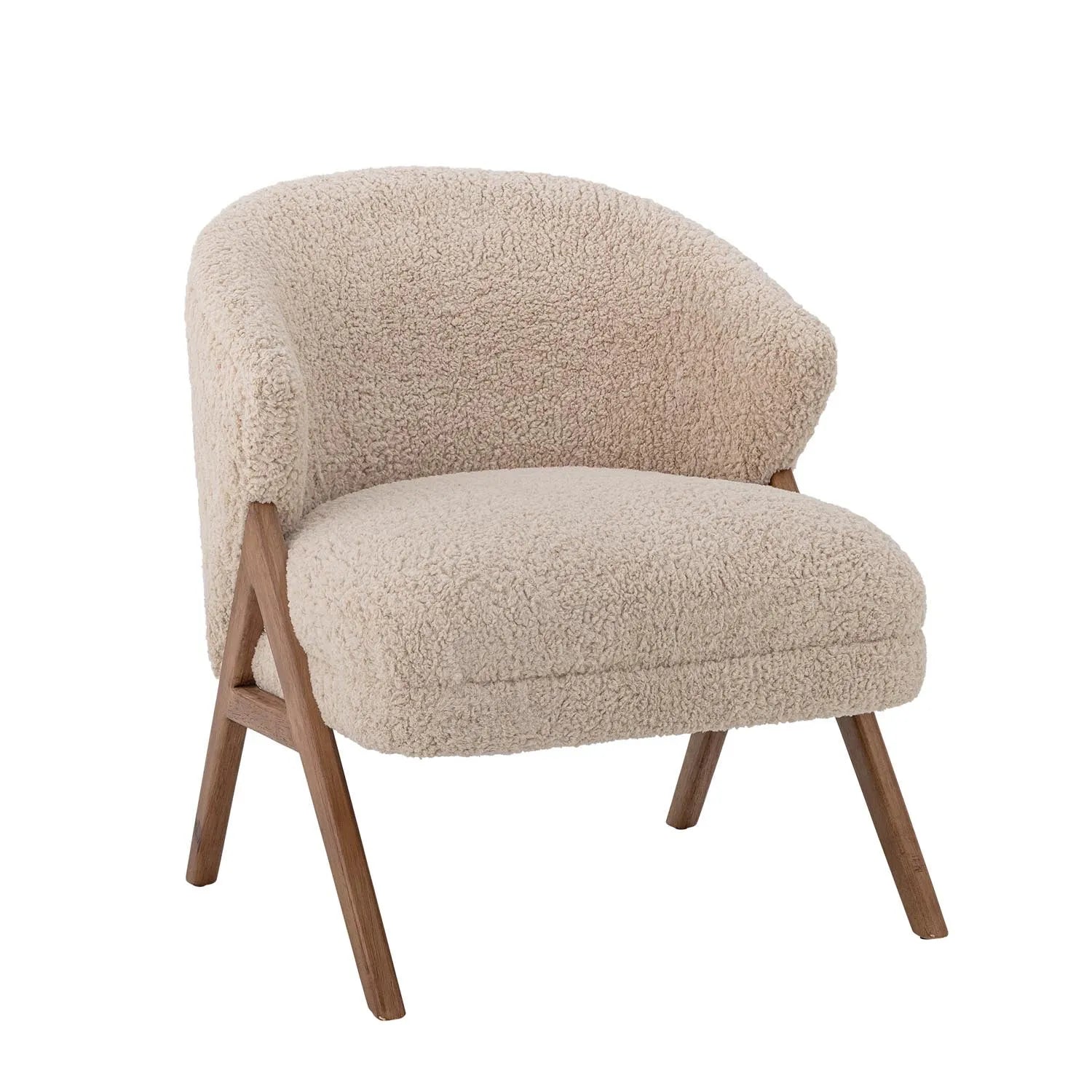Eleganter Loungesessel aus nachhaltigem Gummibaumholz, vereint skandinavisches Design mit Komfort und zeitloser Ästhetik.