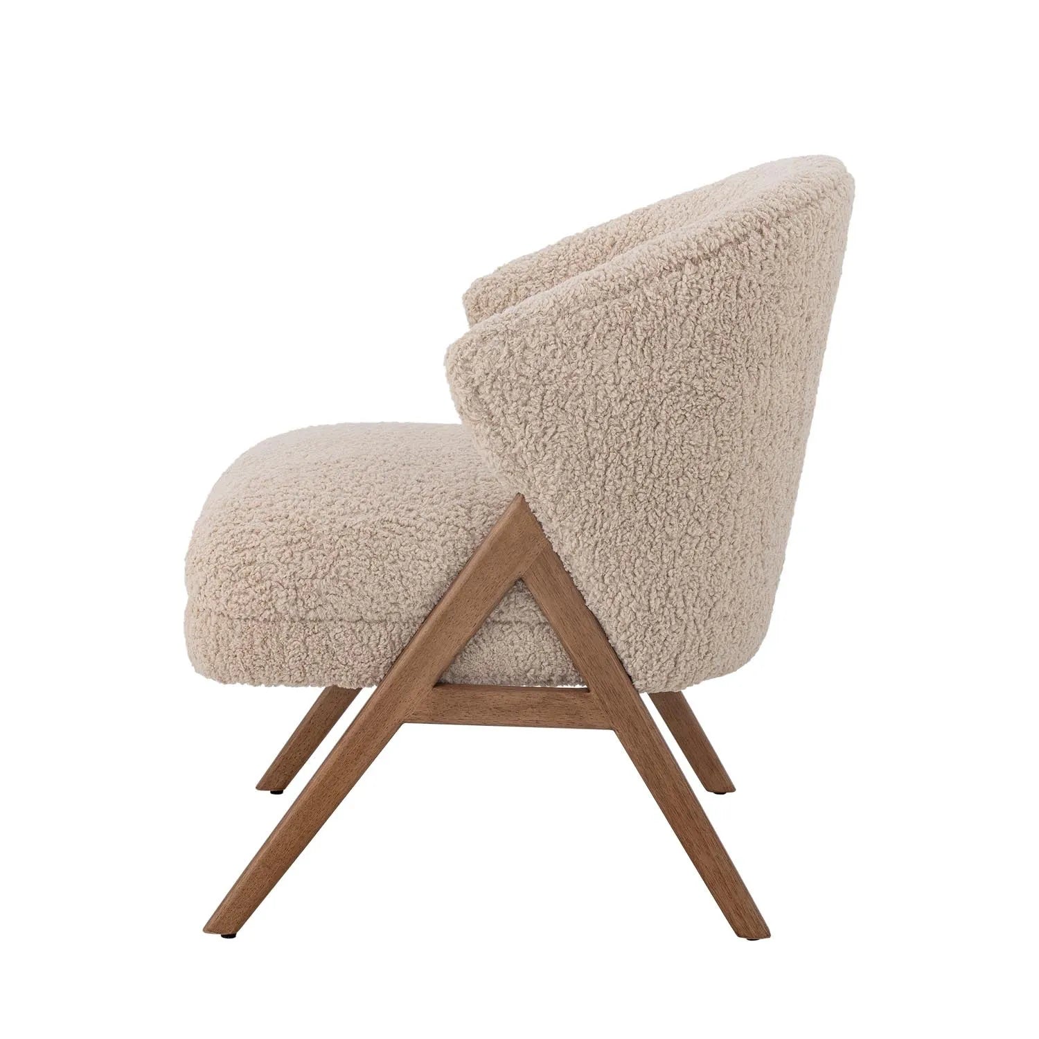 Eleganter Loungesessel aus nachhaltigem Gummibaumholz, vereint skandinavisches Design mit Komfort und zeitloser Ästhetik.