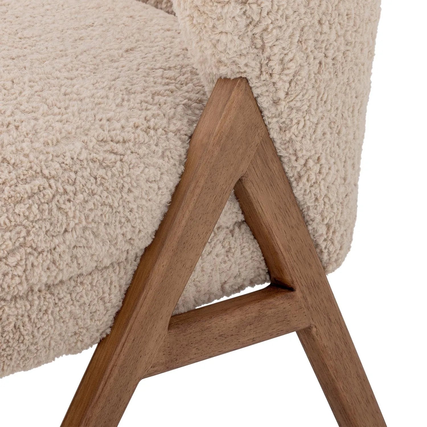 Eleganter Loungesessel aus nachhaltigem Gummibaumholz, vereint skandinavisches Design mit Komfort und zeitloser Ästhetik.