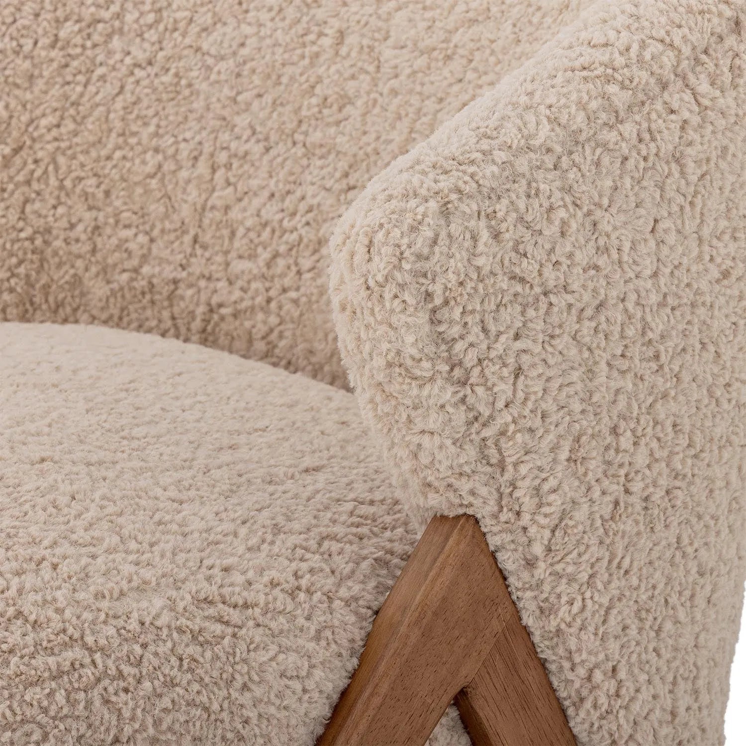 Eleganter Loungesessel aus nachhaltigem Gummibaumholz, vereint skandinavisches Design mit Komfort und zeitloser Ästhetik.