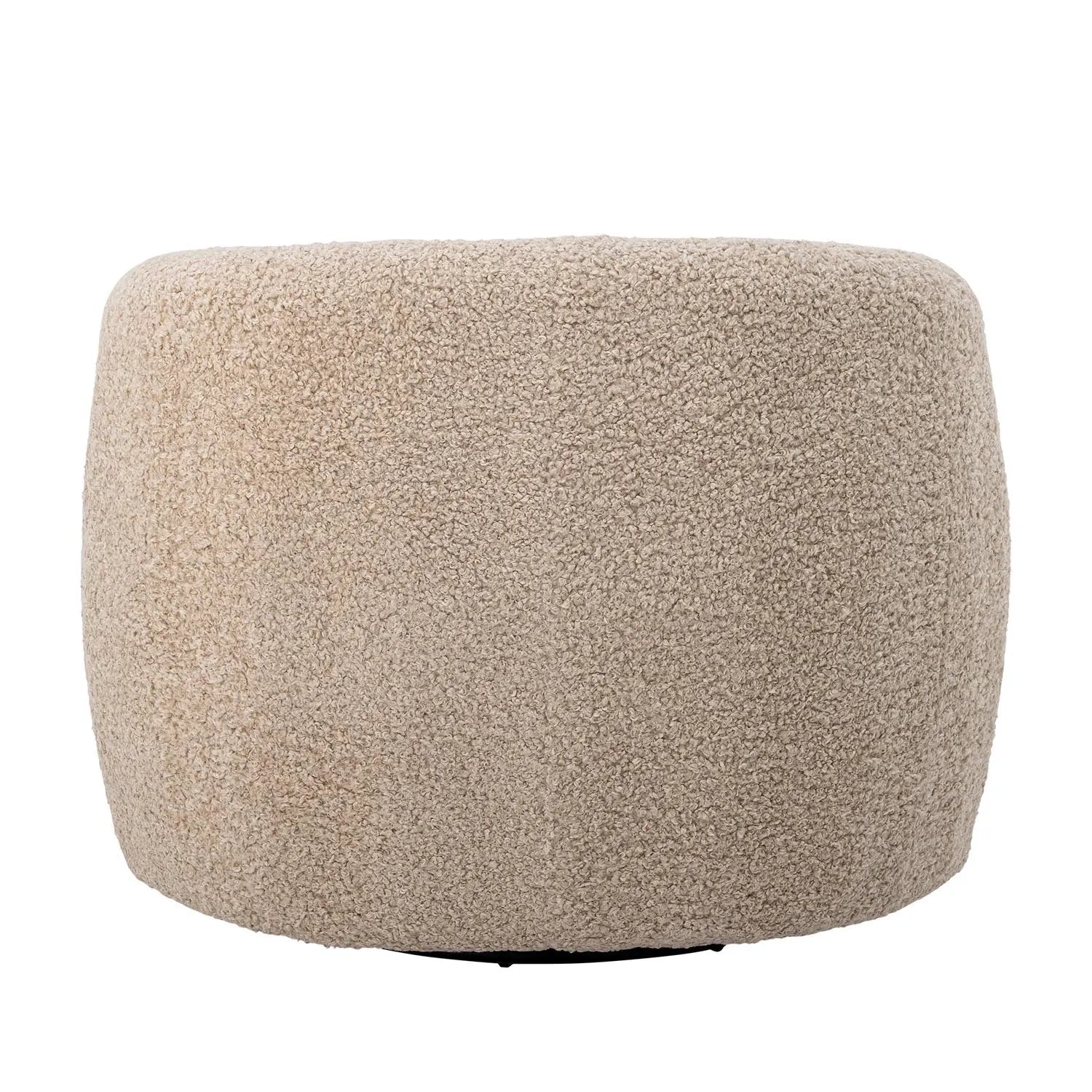 Der Bocca Loungesessel von Bloomingville vereint skandinavisches Design mit Komfort. Drehbar, aus robustem Polyester, in natürlichem Ton.