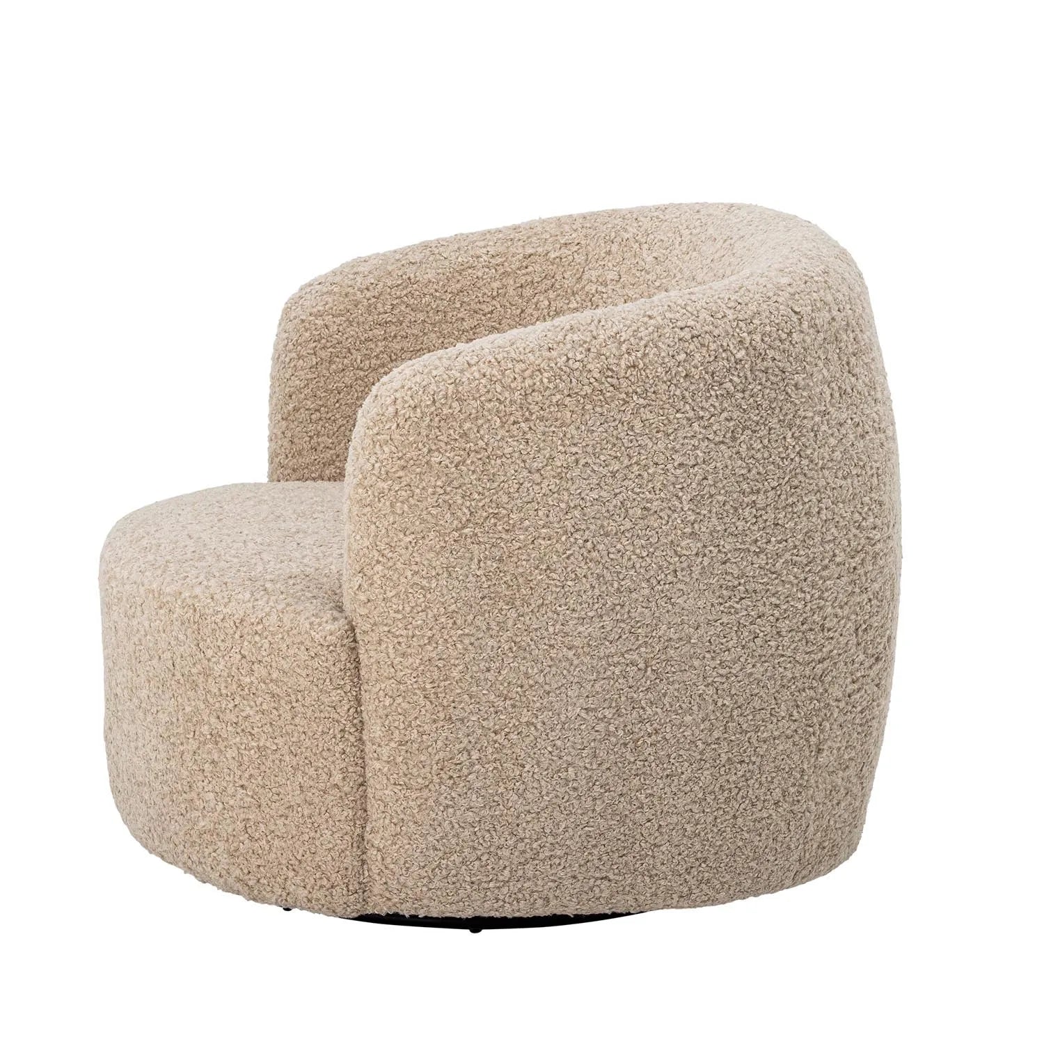 Der Bocca Loungesessel von Bloomingville vereint skandinavisches Design mit Komfort. Drehbar, aus robustem Polyester, in natürlichem Ton.