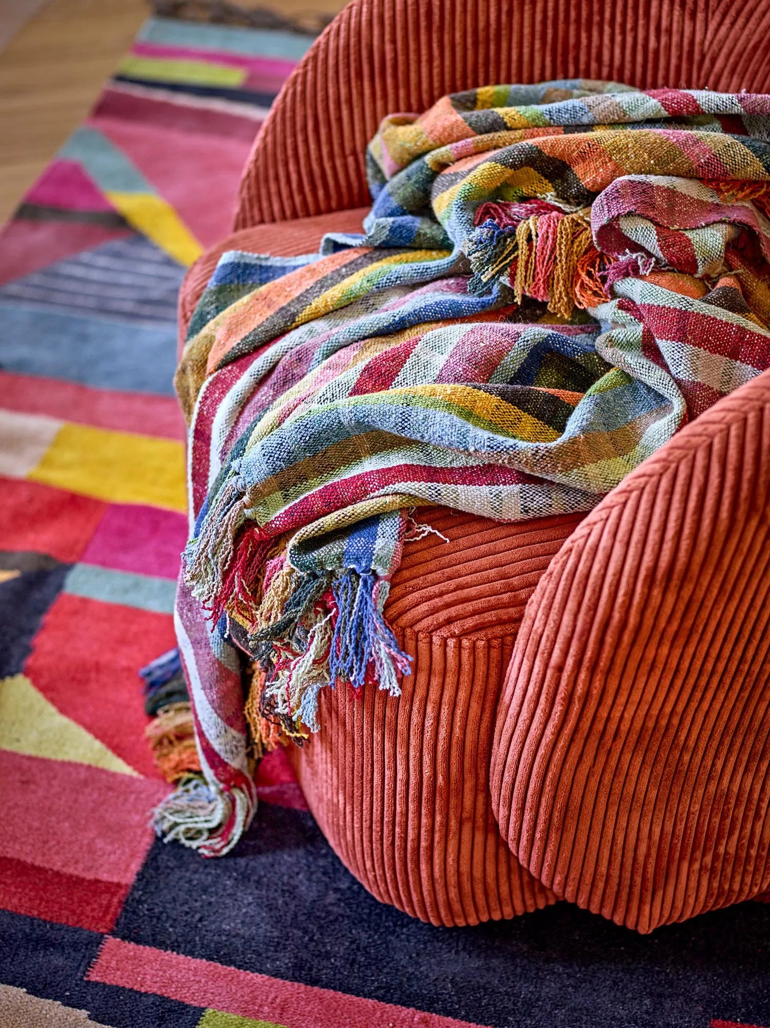 Der Pradi Loungesessel in Orange von Bloomingville vereint Komfort und Stil mit einem drehbaren Design und strapazierfähigem Polyesterbezug.