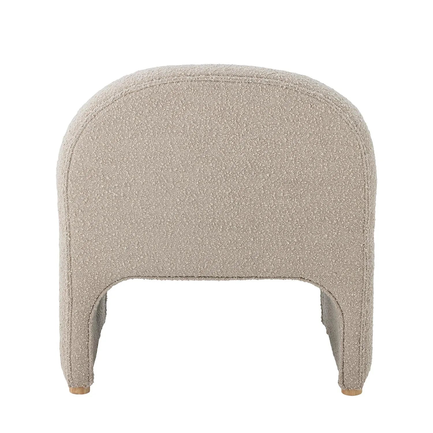 Der Neel Loungesessel von Bloomingville vereint Komfort und Stil mit seinem cremeweißen Polyester-Bouclé-Bezug.